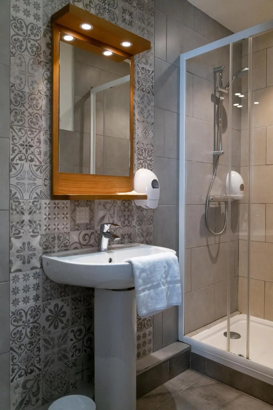 Shower in Hotel De L'univers