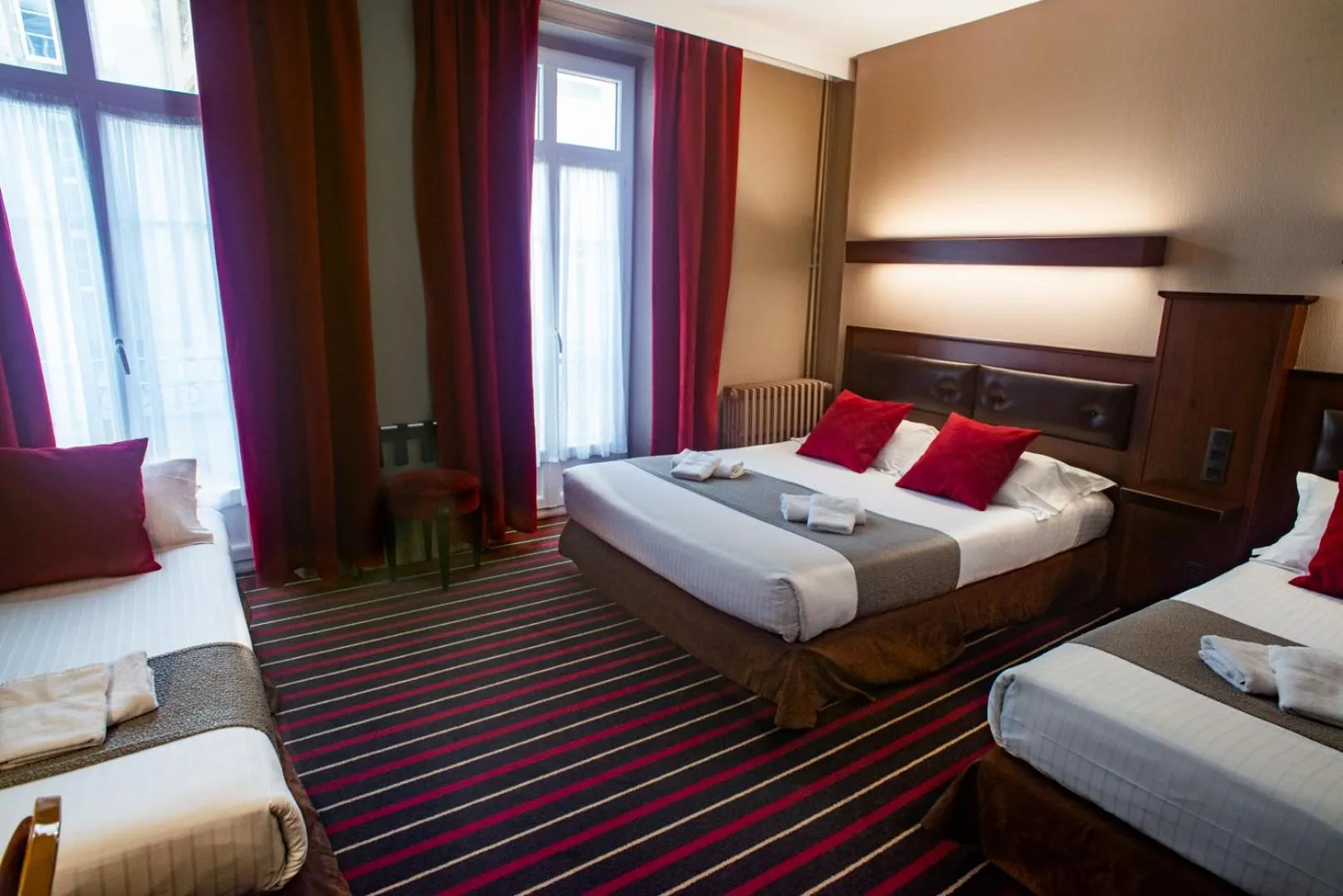 Photo of the whole room, Bed in Hotel De L'univers