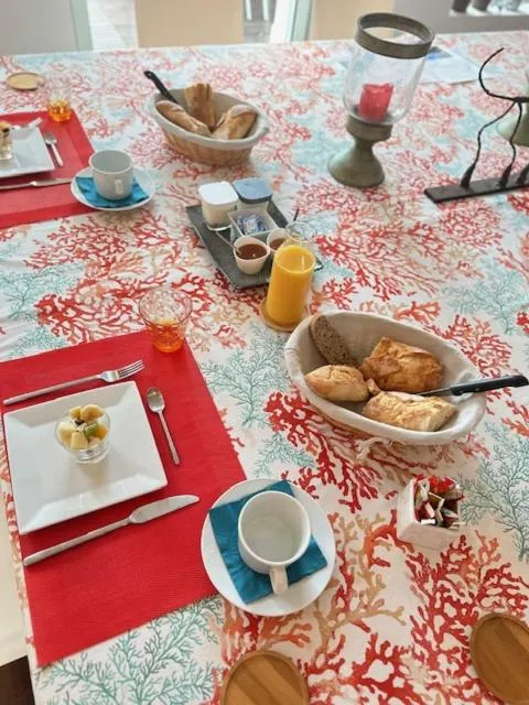 Food and drinks in La LUNA of MARSEILLE - VILLA D'ARCHITECTE B&B