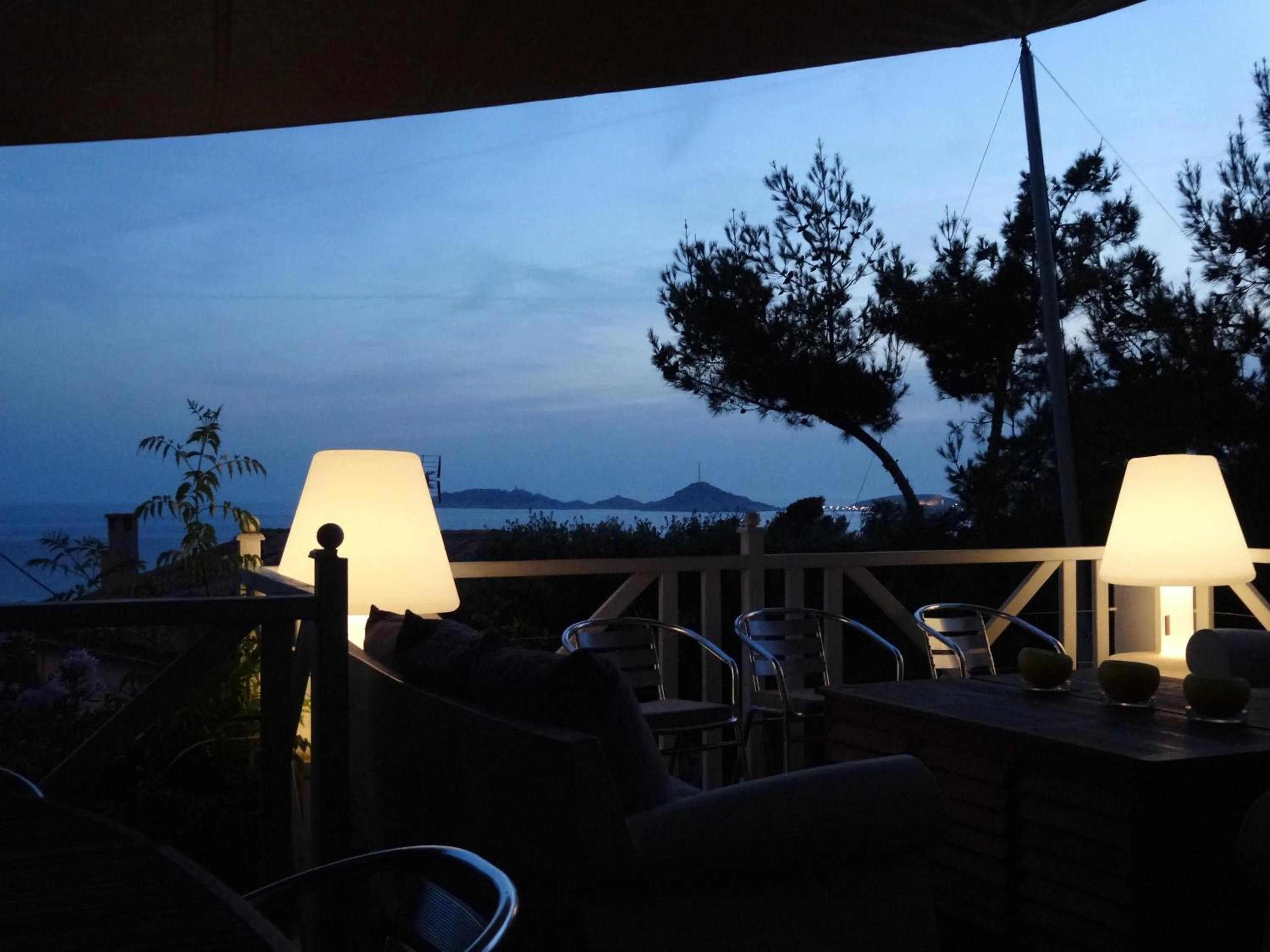 Patio in La LUNA of MARSEILLE - VILLA D'ARCHITECTE B&B