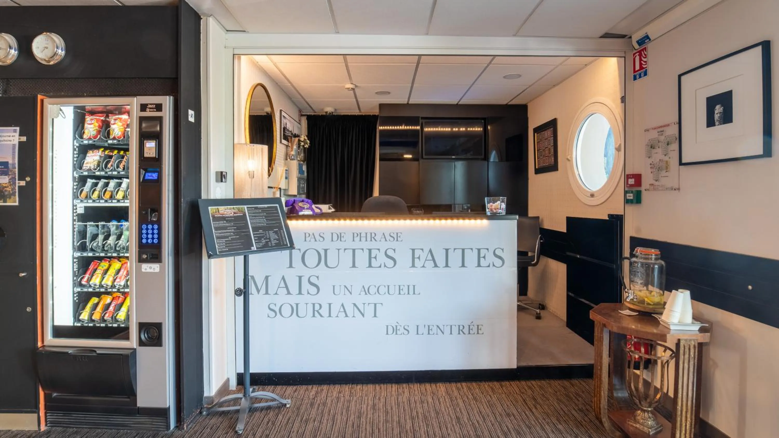 Lobby or reception in Hôtel Kyriad Brive Ouest