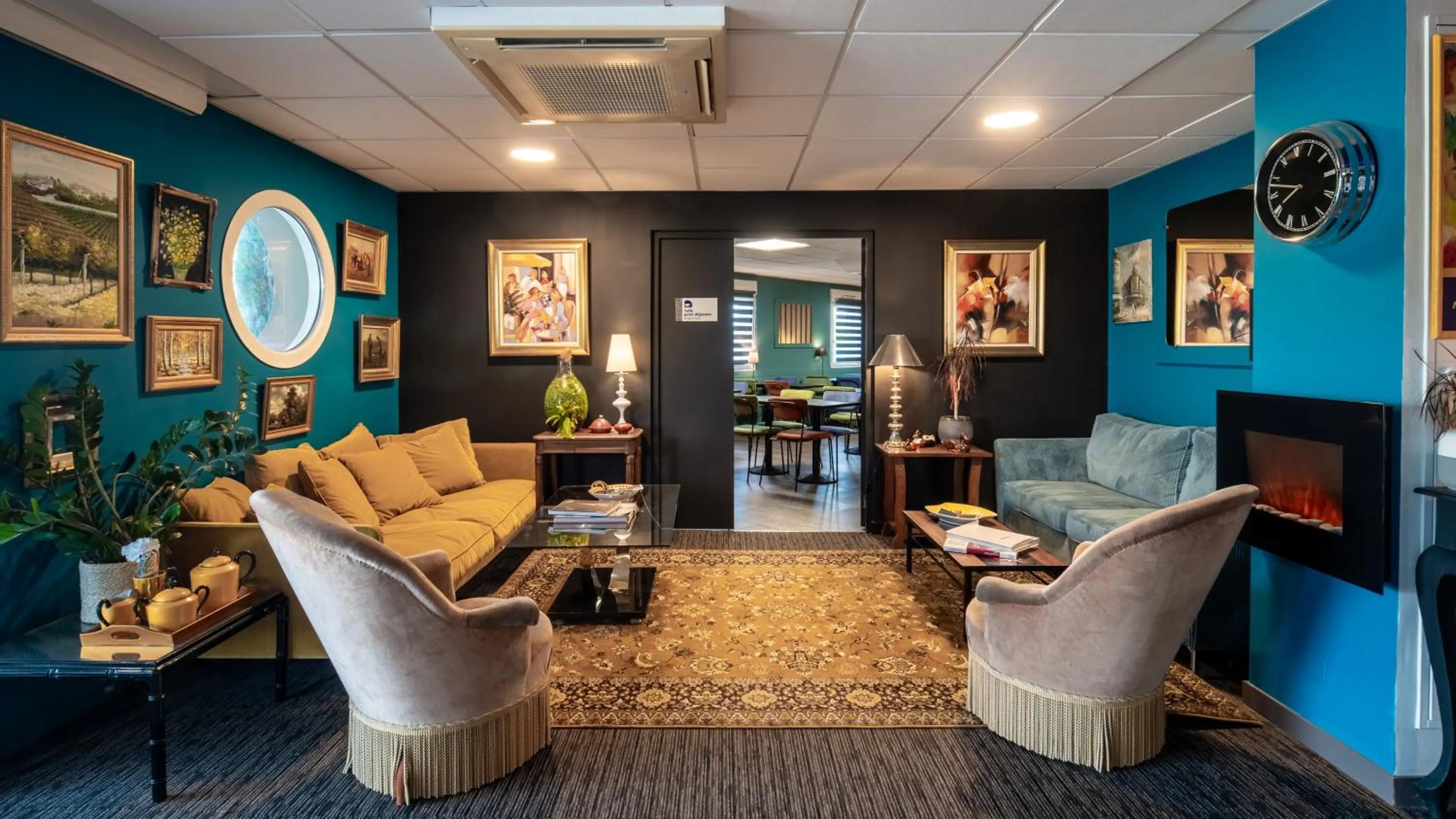 Communal lounge/ TV room in Hôtel Kyriad Brive Ouest