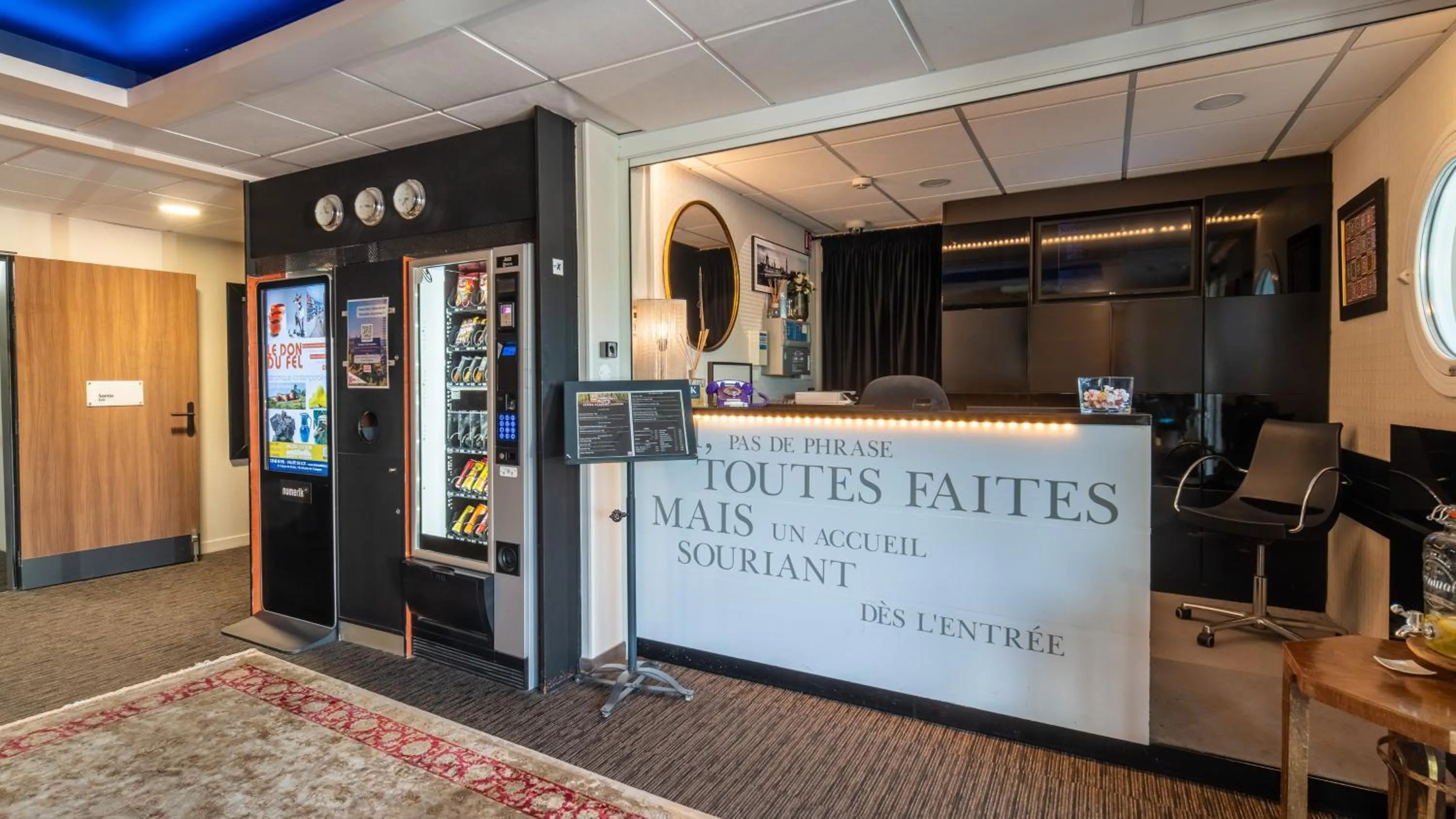 Lobby or reception in Hôtel Kyriad Brive Ouest
