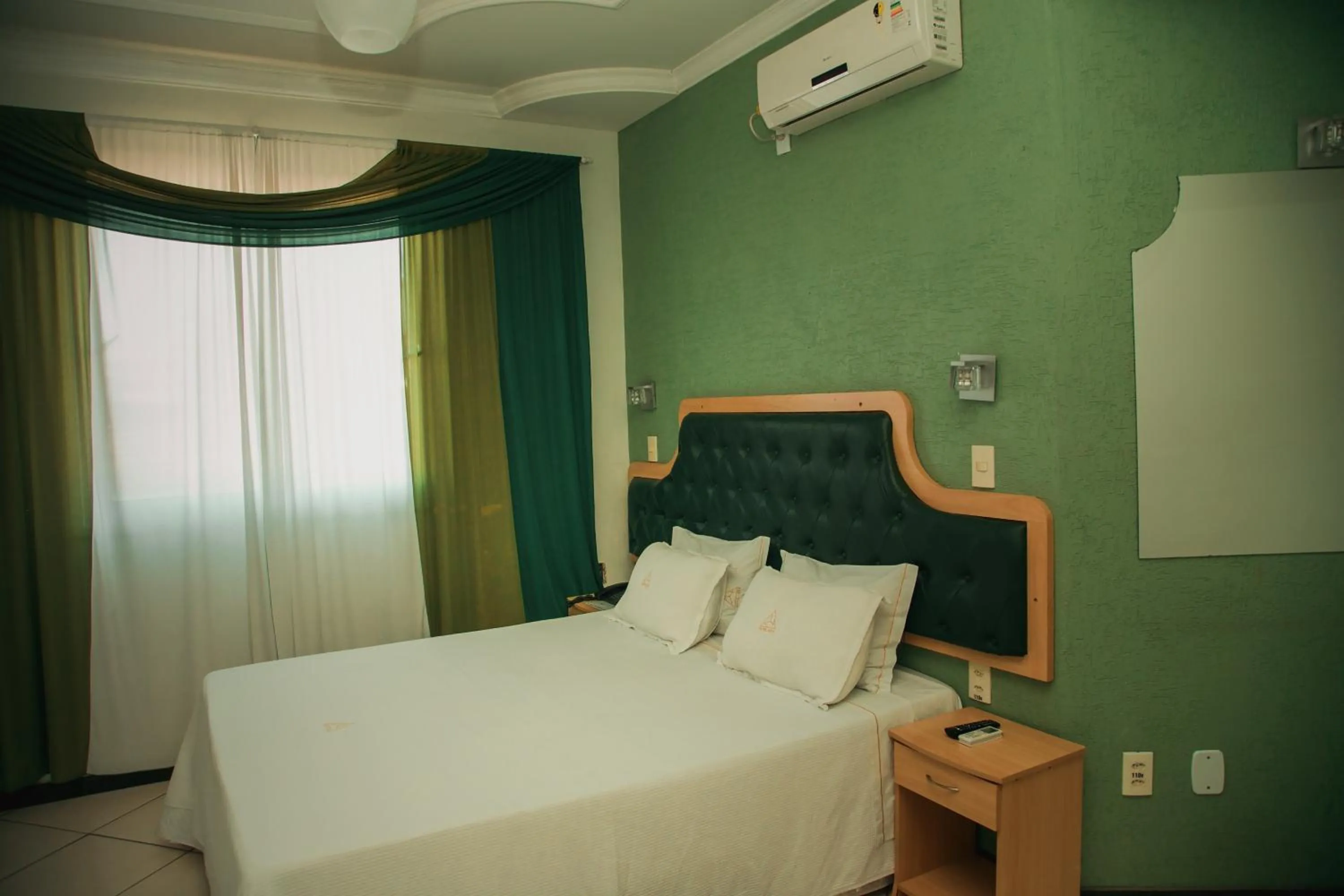 Hot Tub, Bed in Hotel Meri Conselheiro Lafaiete