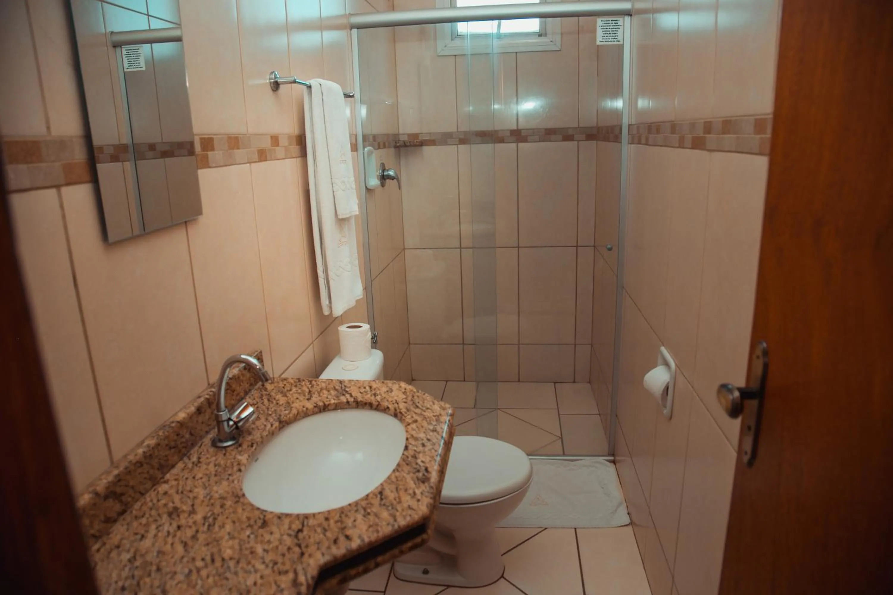 Shower in Hotel Meri Conselheiro Lafaiete