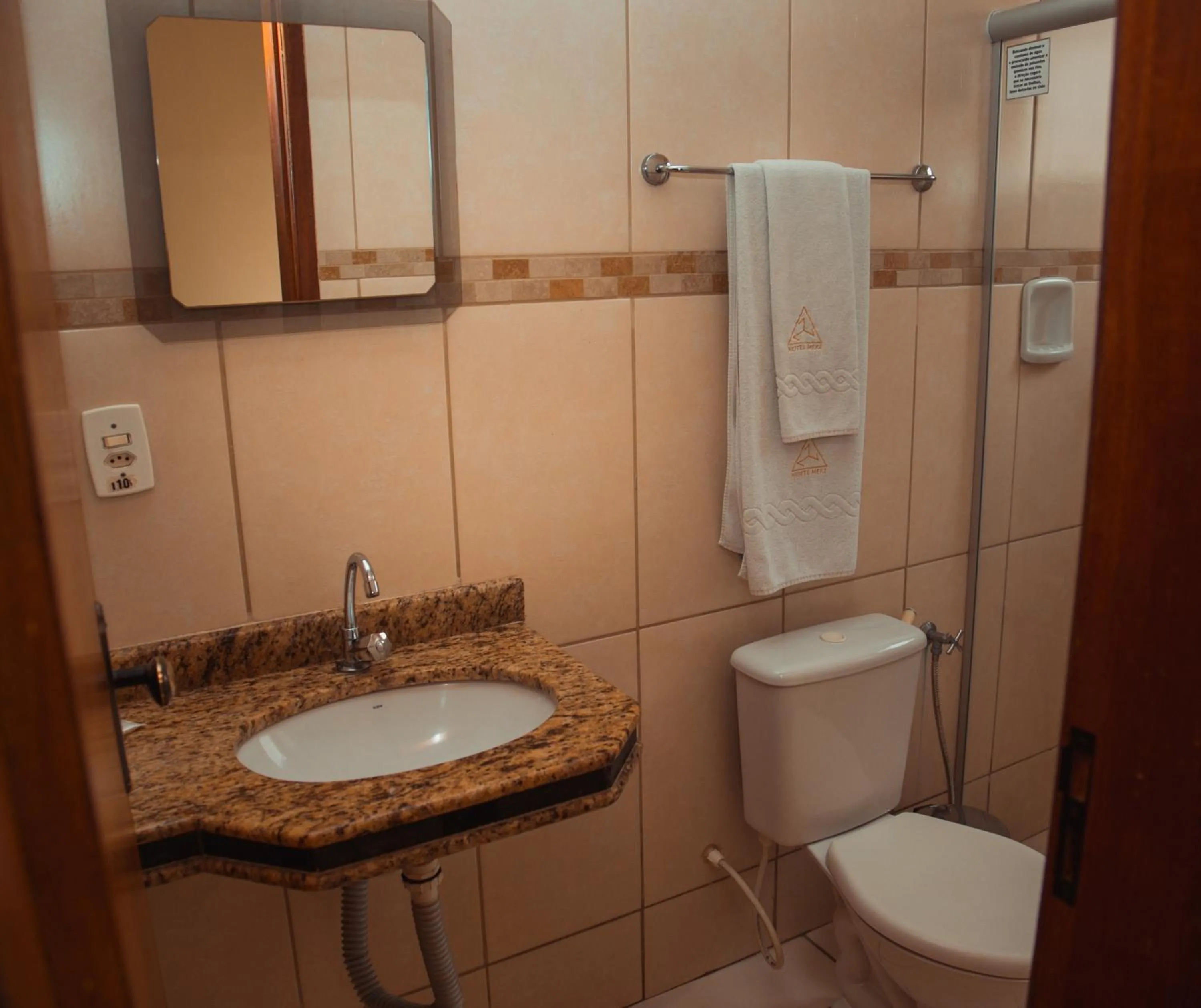 Shower in Hotel Meri Conselheiro Lafaiete