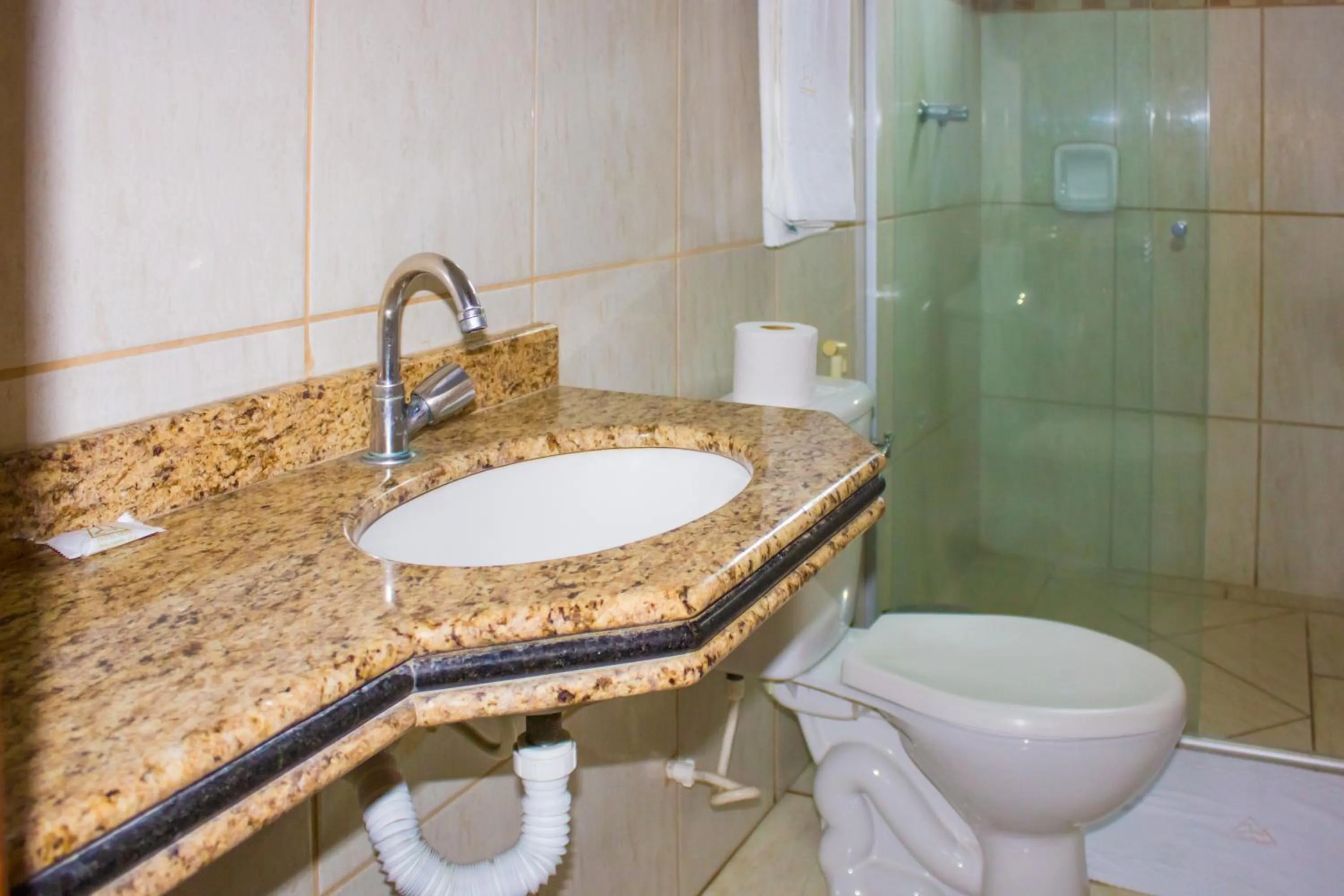 Shower in Hotel Meri Conselheiro Lafaiete