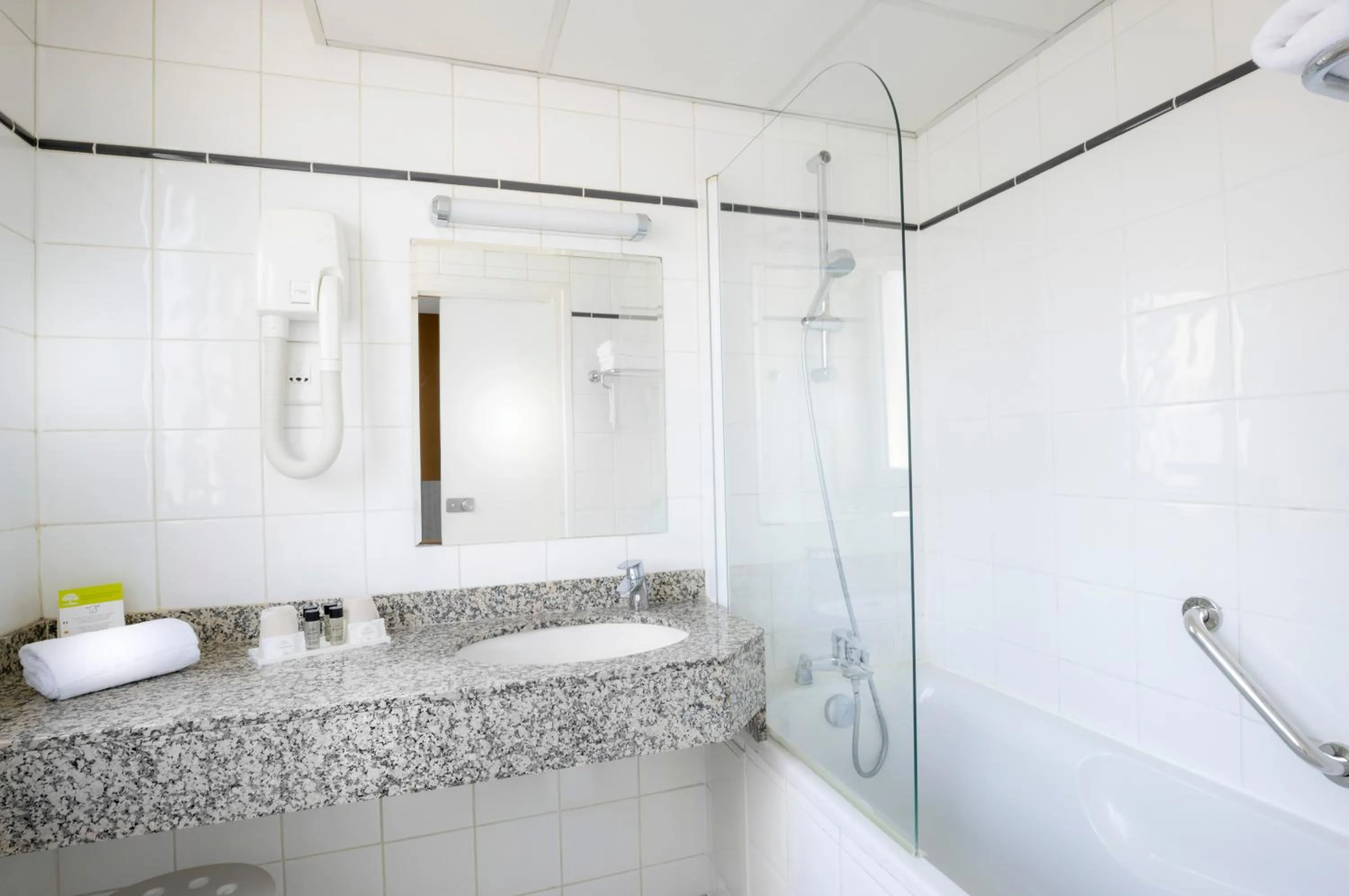 Bathroom in Hôtel Marais de Launay
