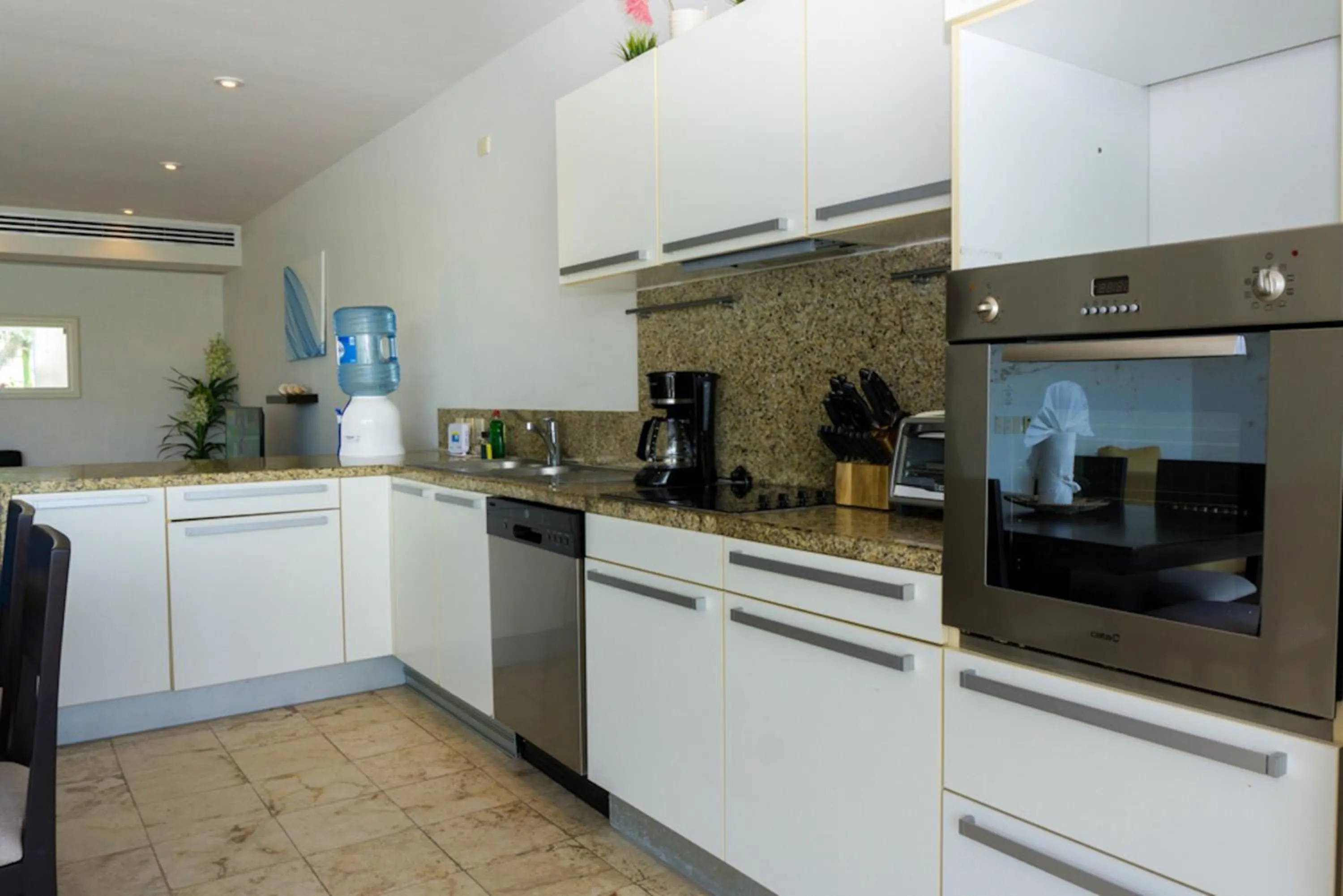 Kitchen or kitchenette in Magia Beachside Apartment by BVR