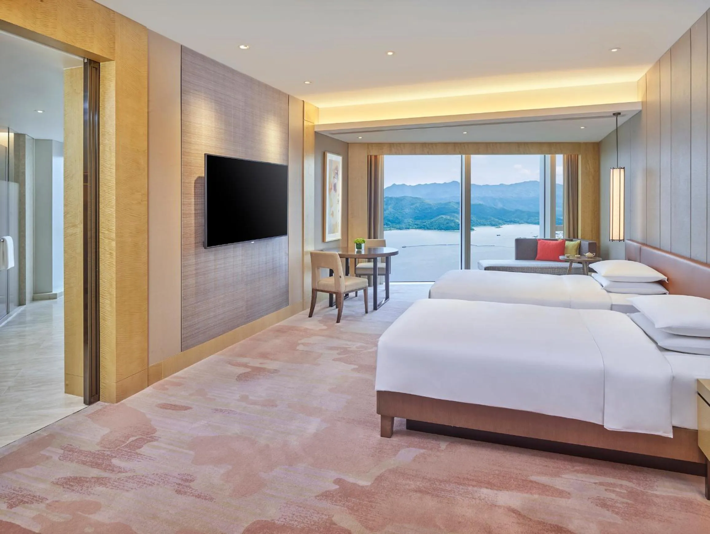 Photo of the whole room, Bed in Hyatt Regency Shenzhen Yantian