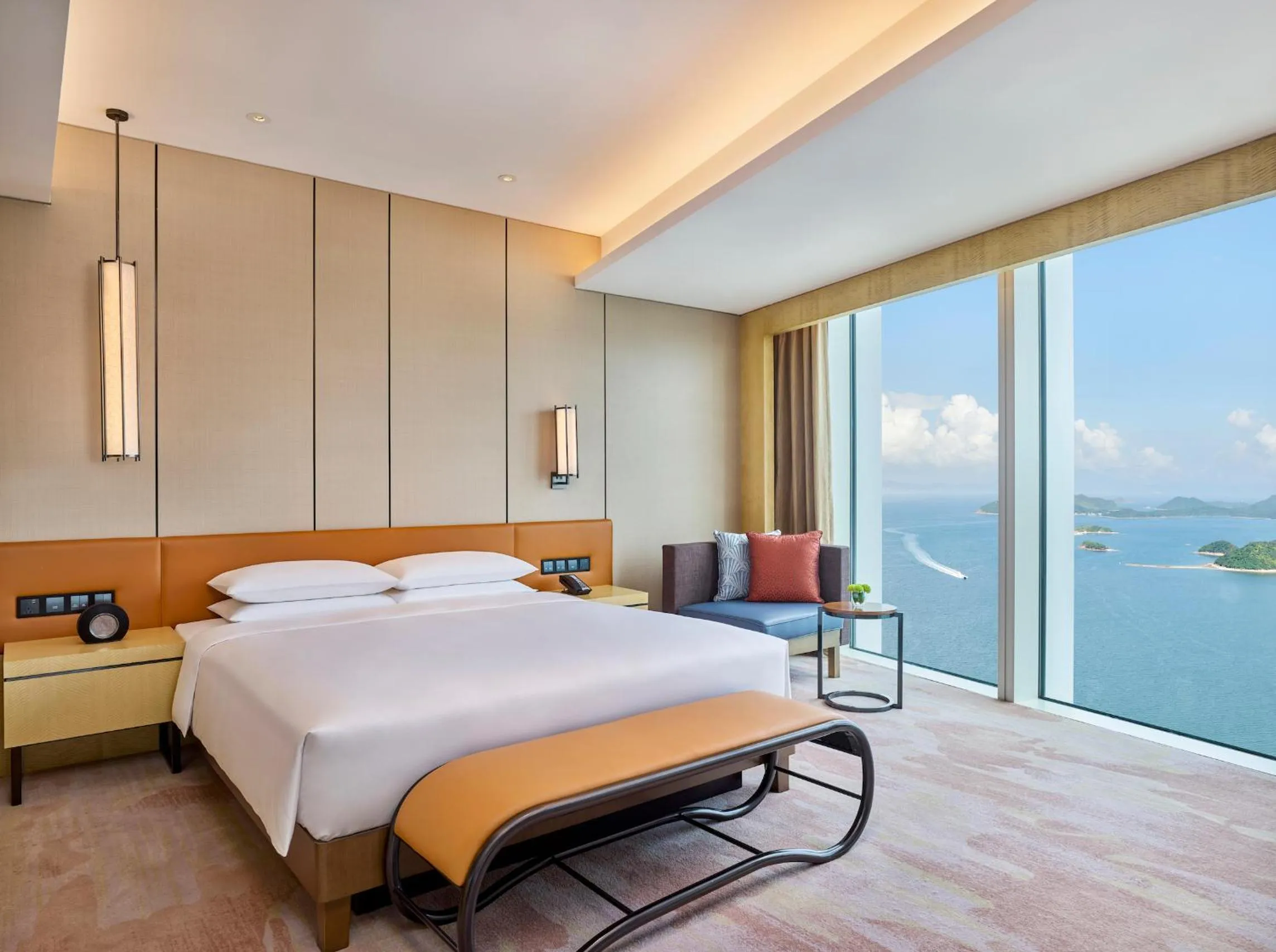Photo of the whole room, Bed in Hyatt Regency Shenzhen Yantian