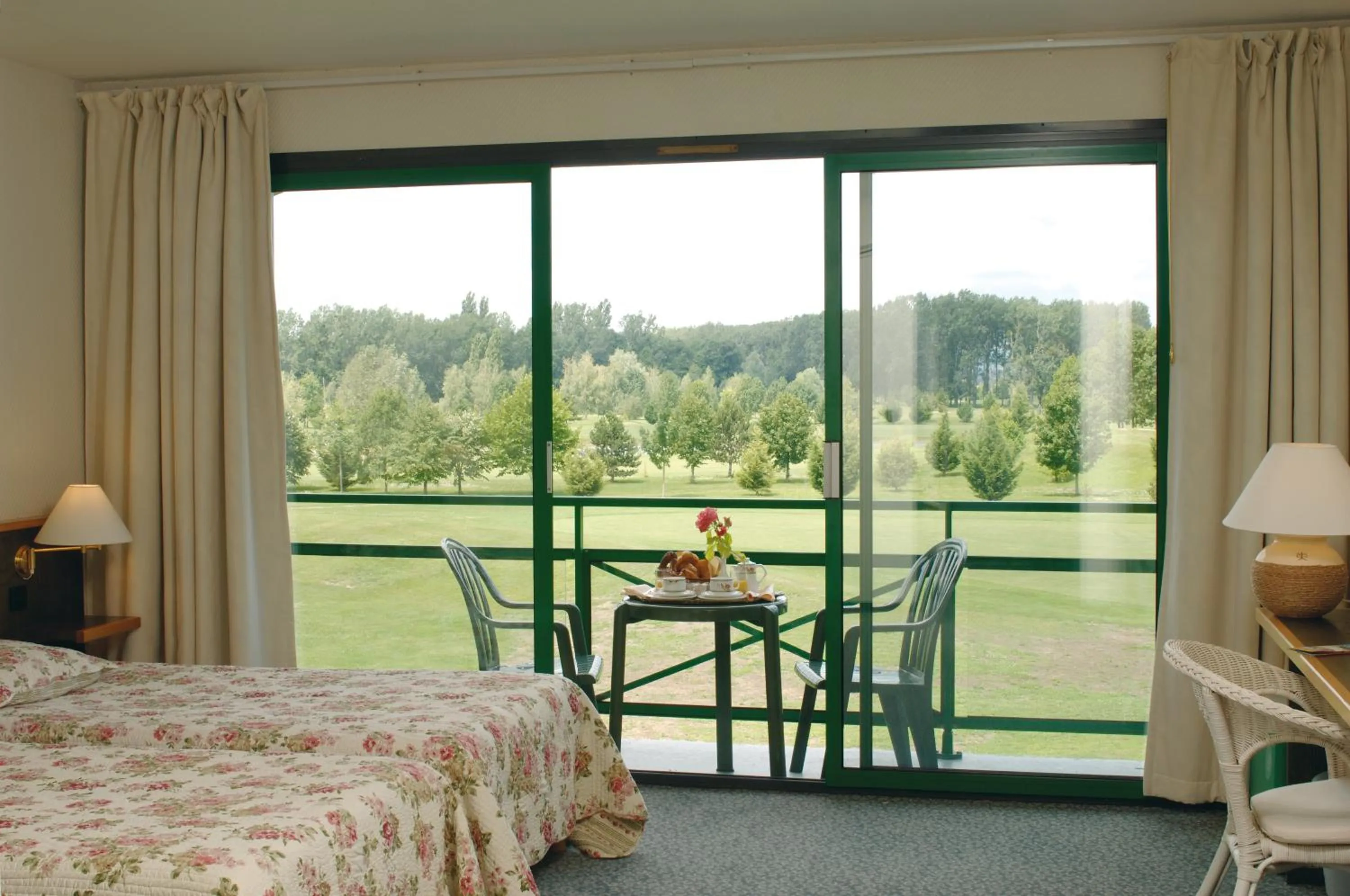 Bed in Golf Hotel Colvert - Room Service Disponible