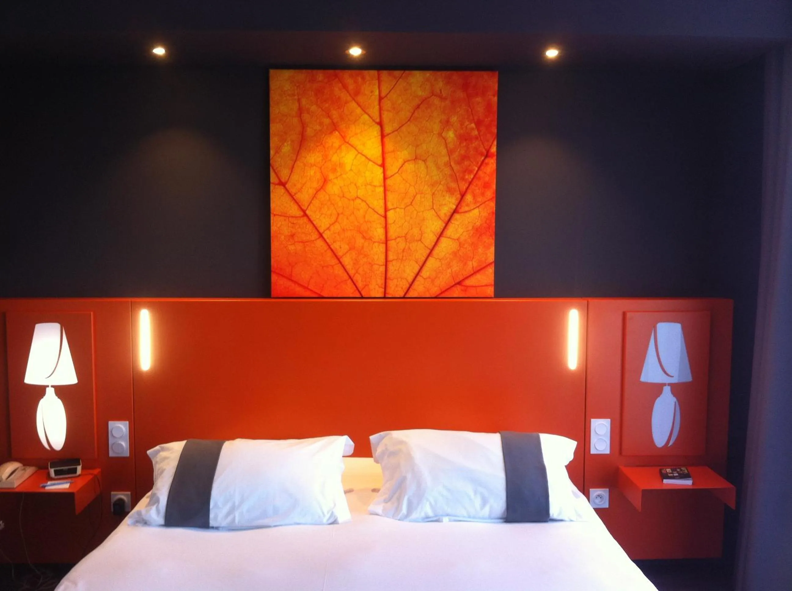 Decorative detail, Bed in Golf Hotel Colvert - Room Service Disponible