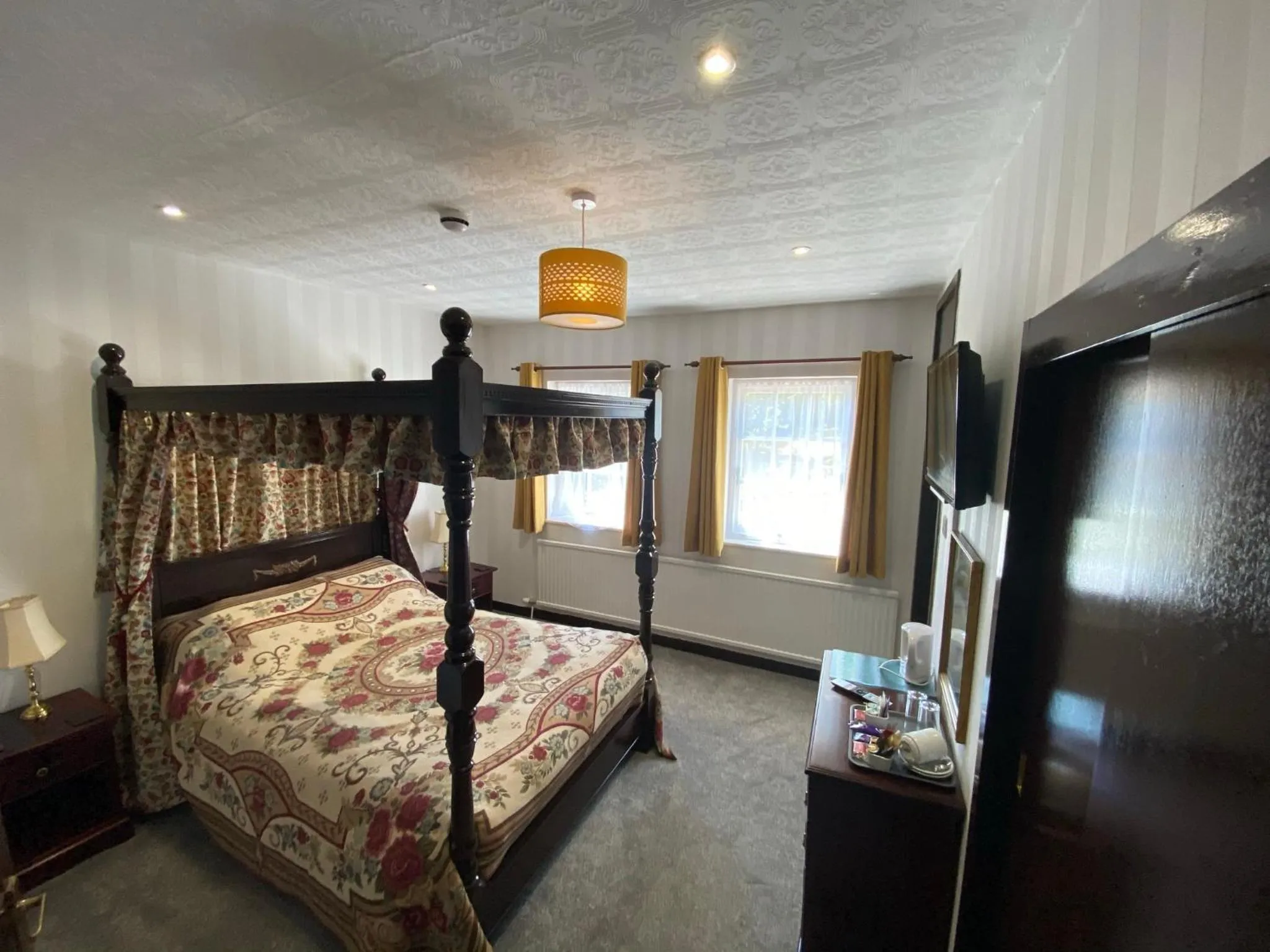 Bedroom, Bed in The Griffin Llyswen