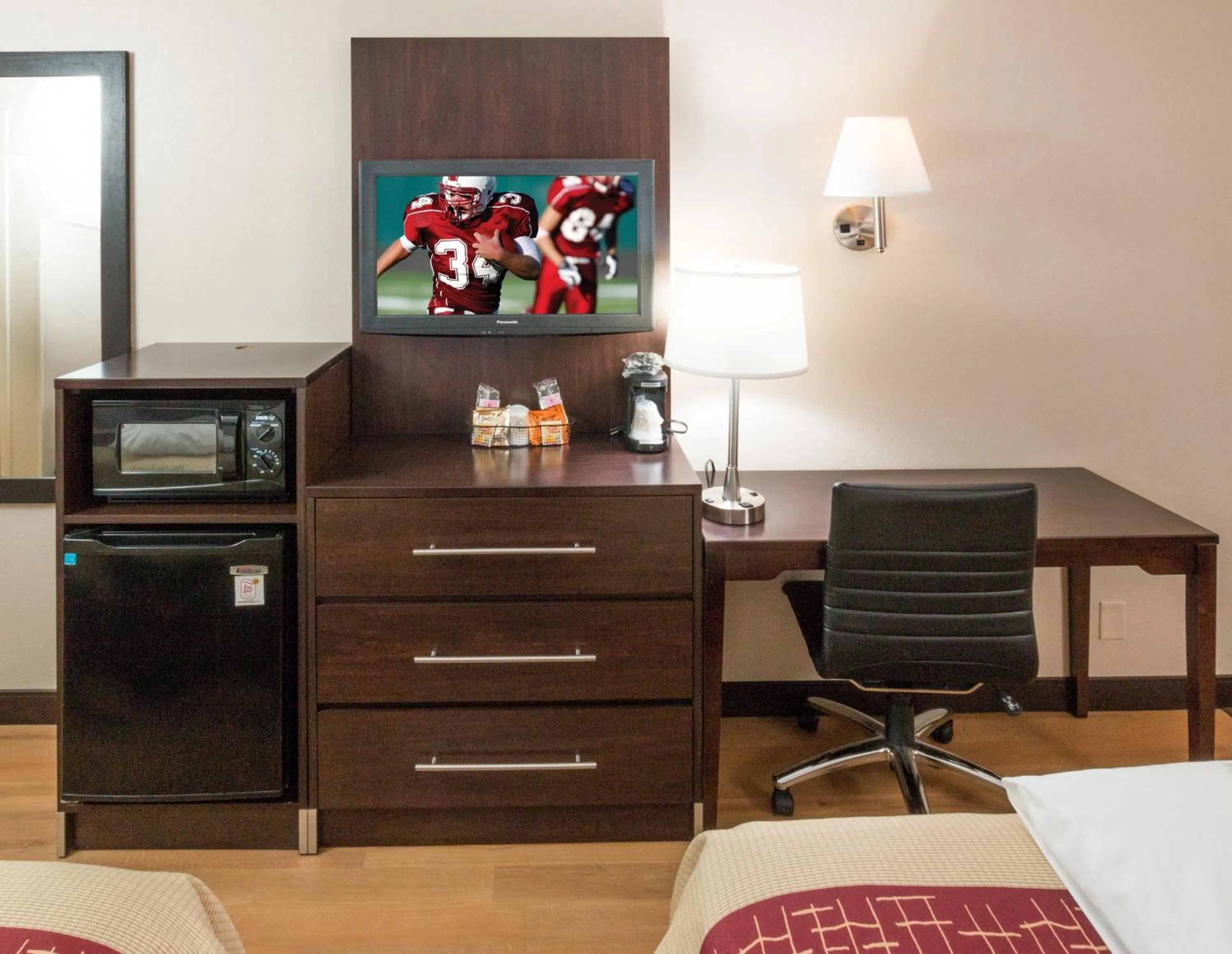 Bedroom in Red Roof Inn PLUS+ Columbus-Ohio State University OSU