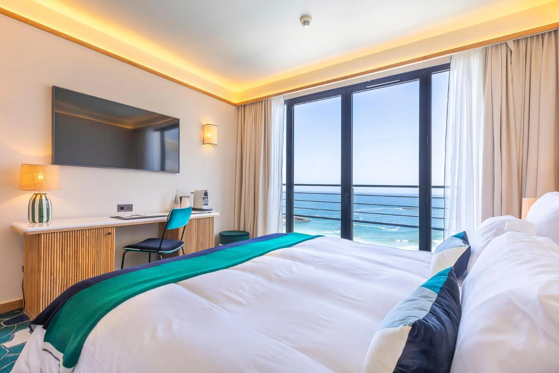 Bedroom, Bed in Hôtel Le Café de Paris