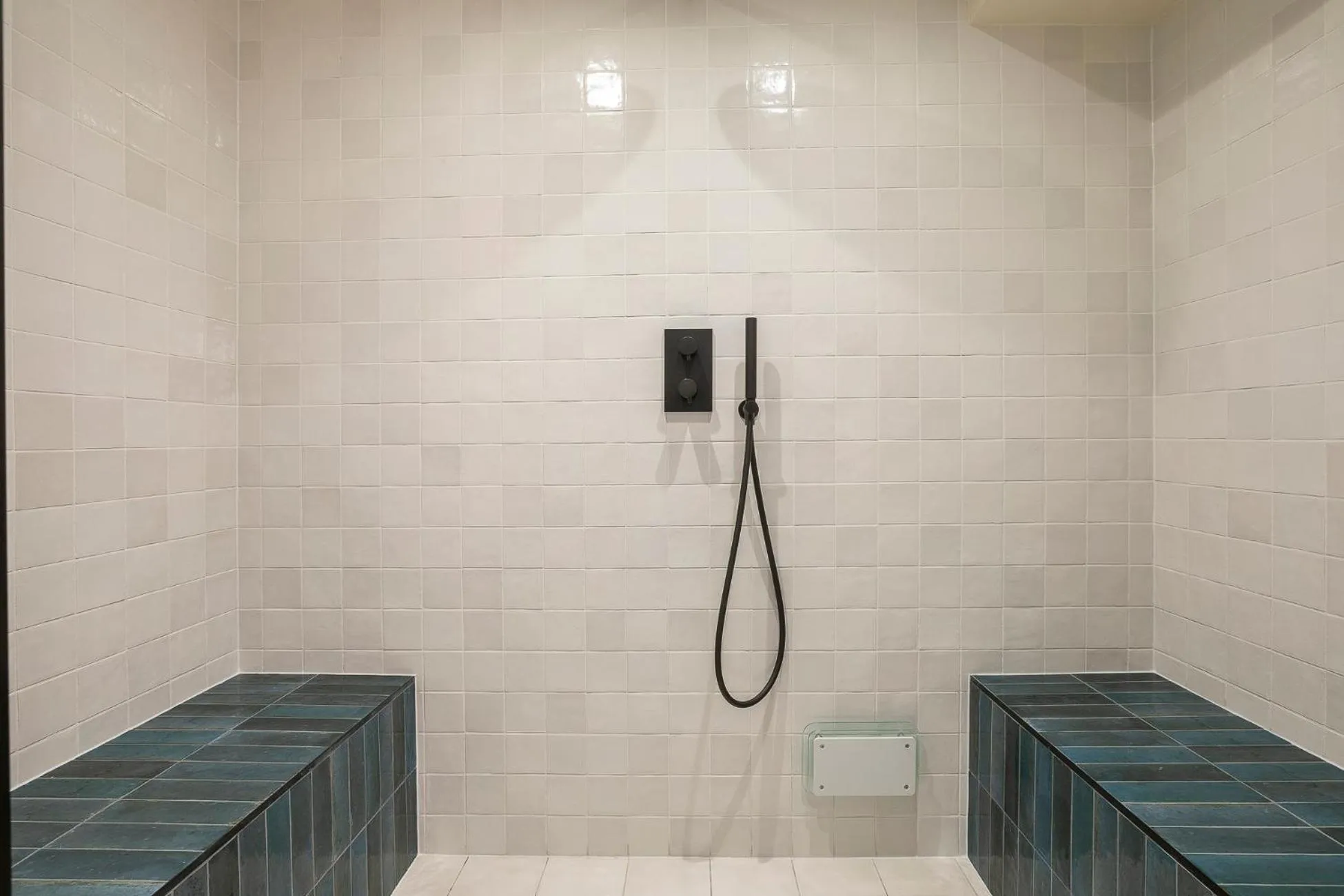 Steam room in Hôtel Le Café de Paris