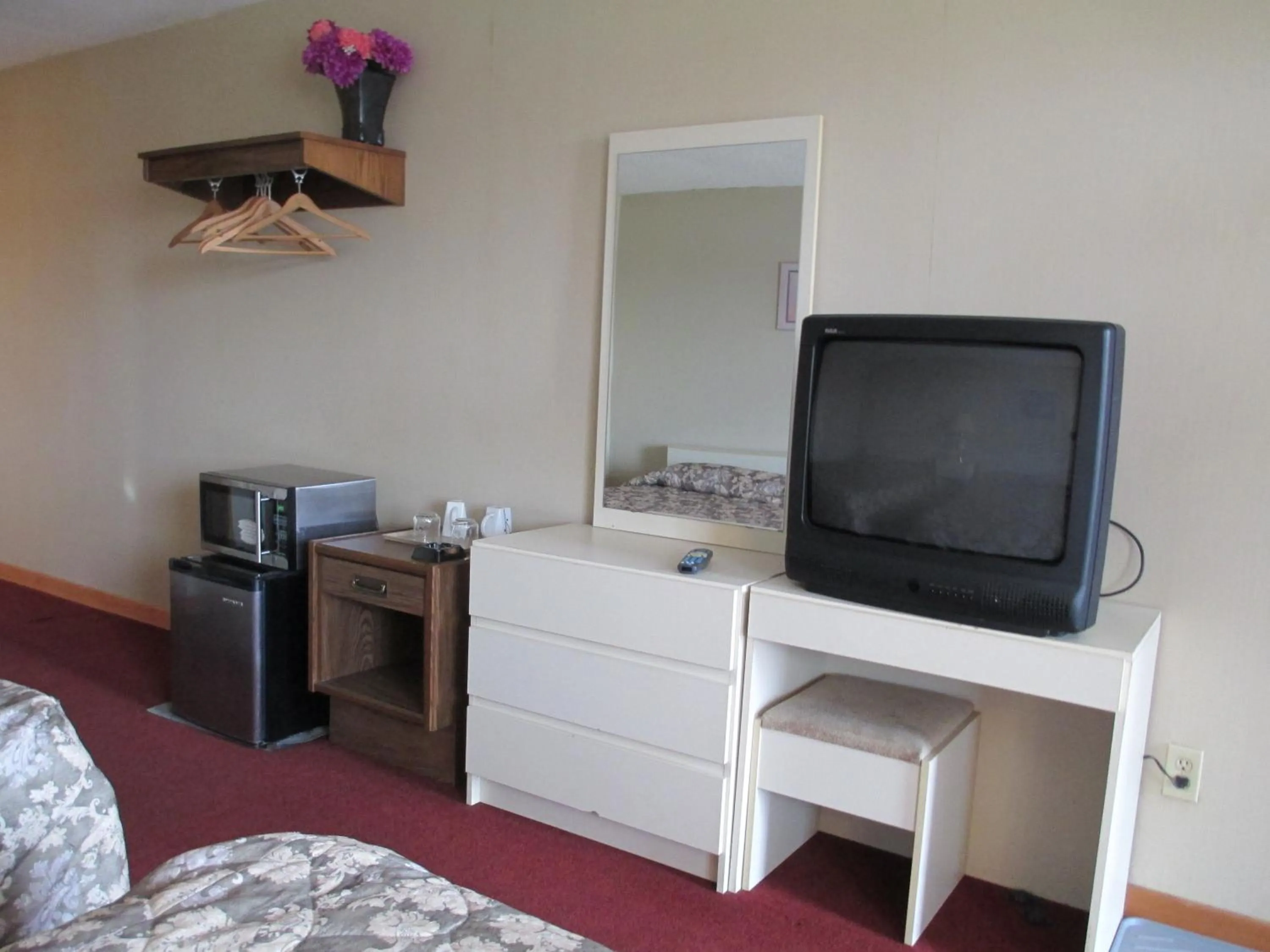 Bed in Newburg Inn Motel