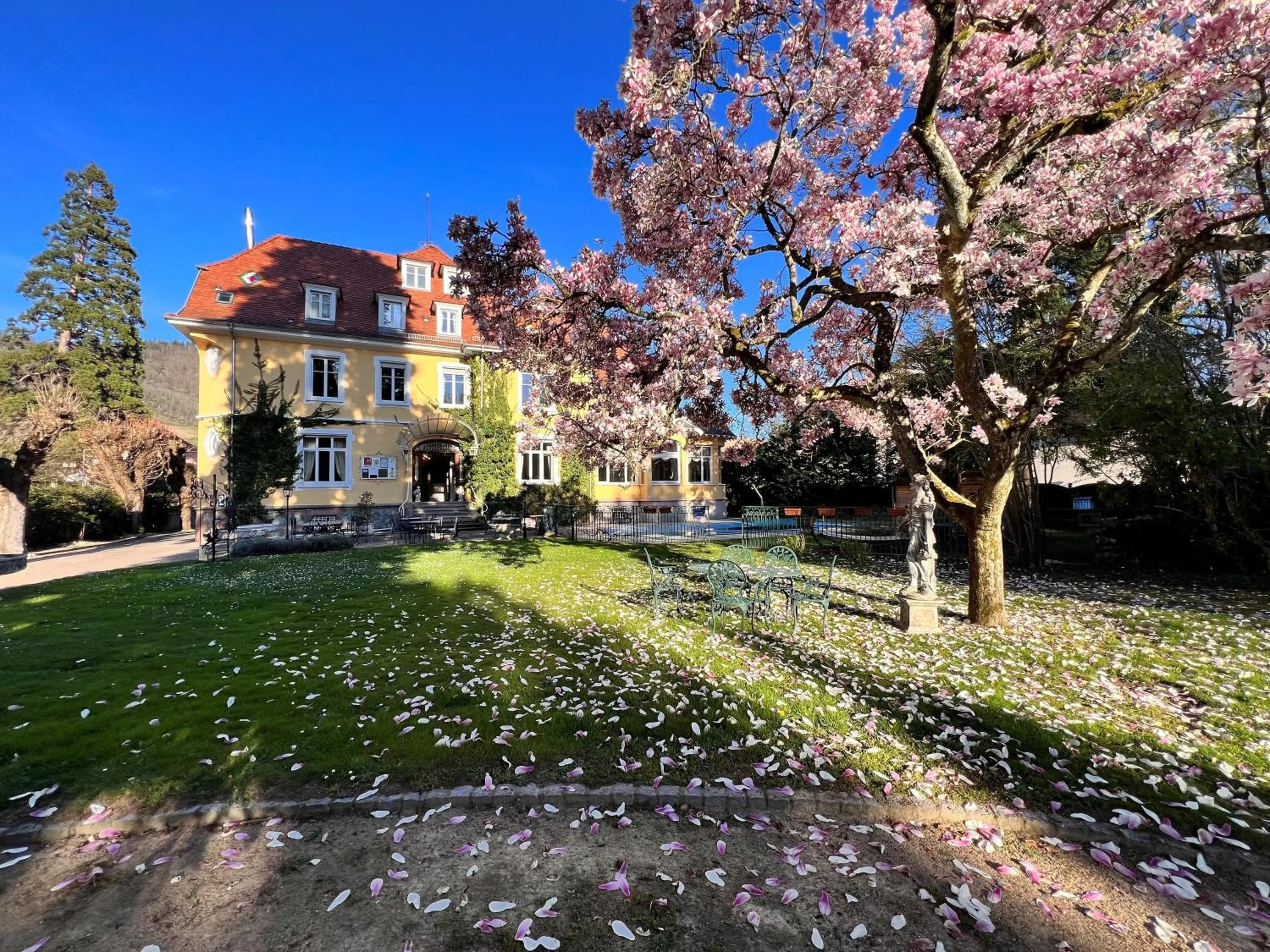 Property building in Hotel Restaurant Du Parc