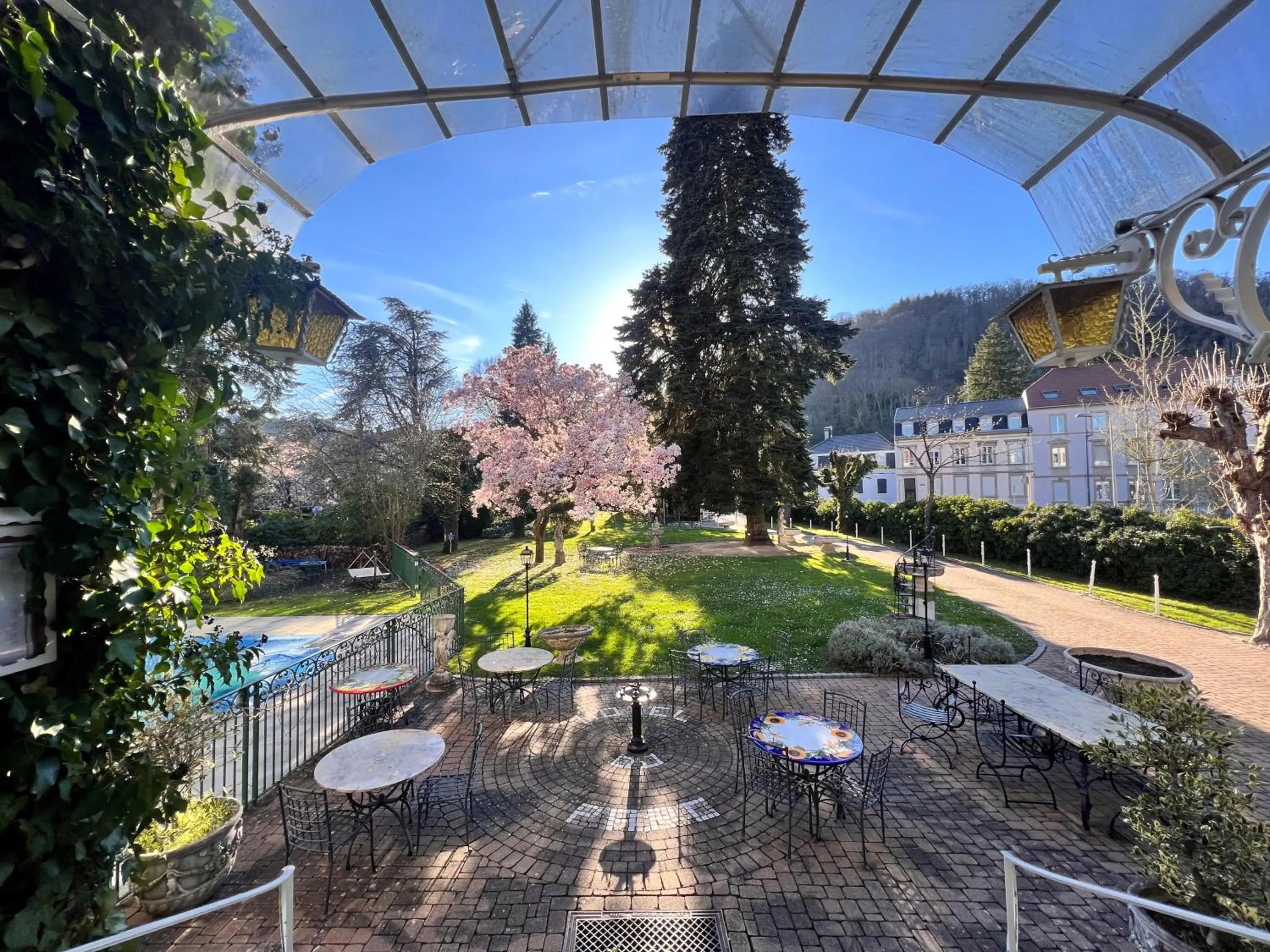 Property building in Hotel Restaurant Du Parc