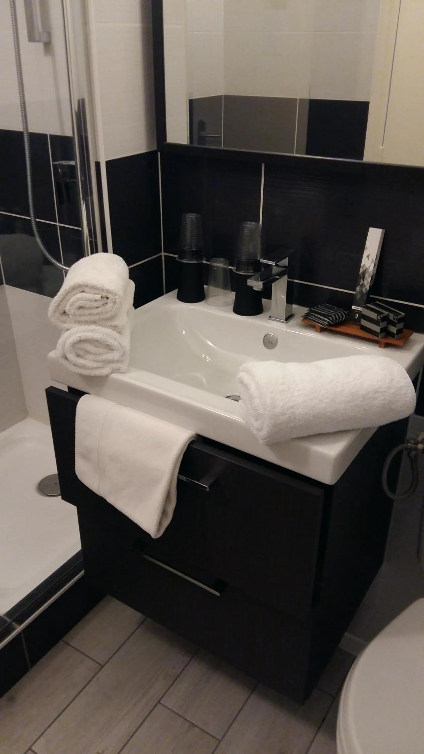 Shower in Hotel des Thermes et du Casino