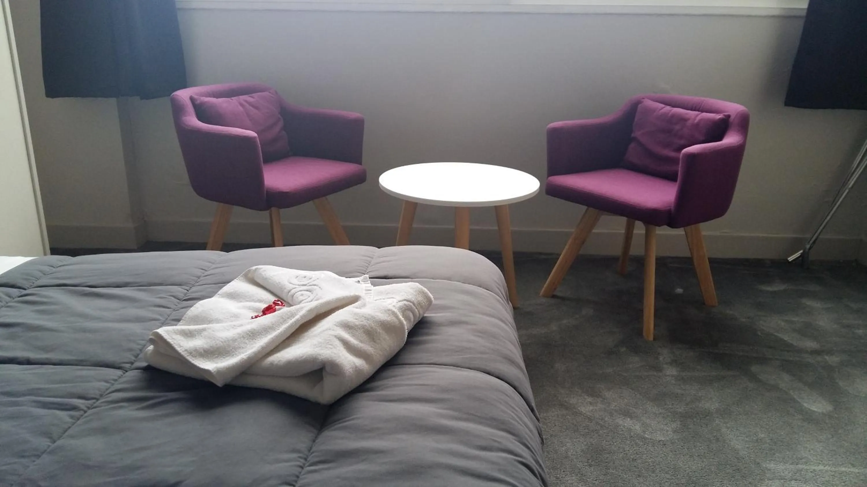 Seating area, Bed in Hotel des Thermes et du Casino