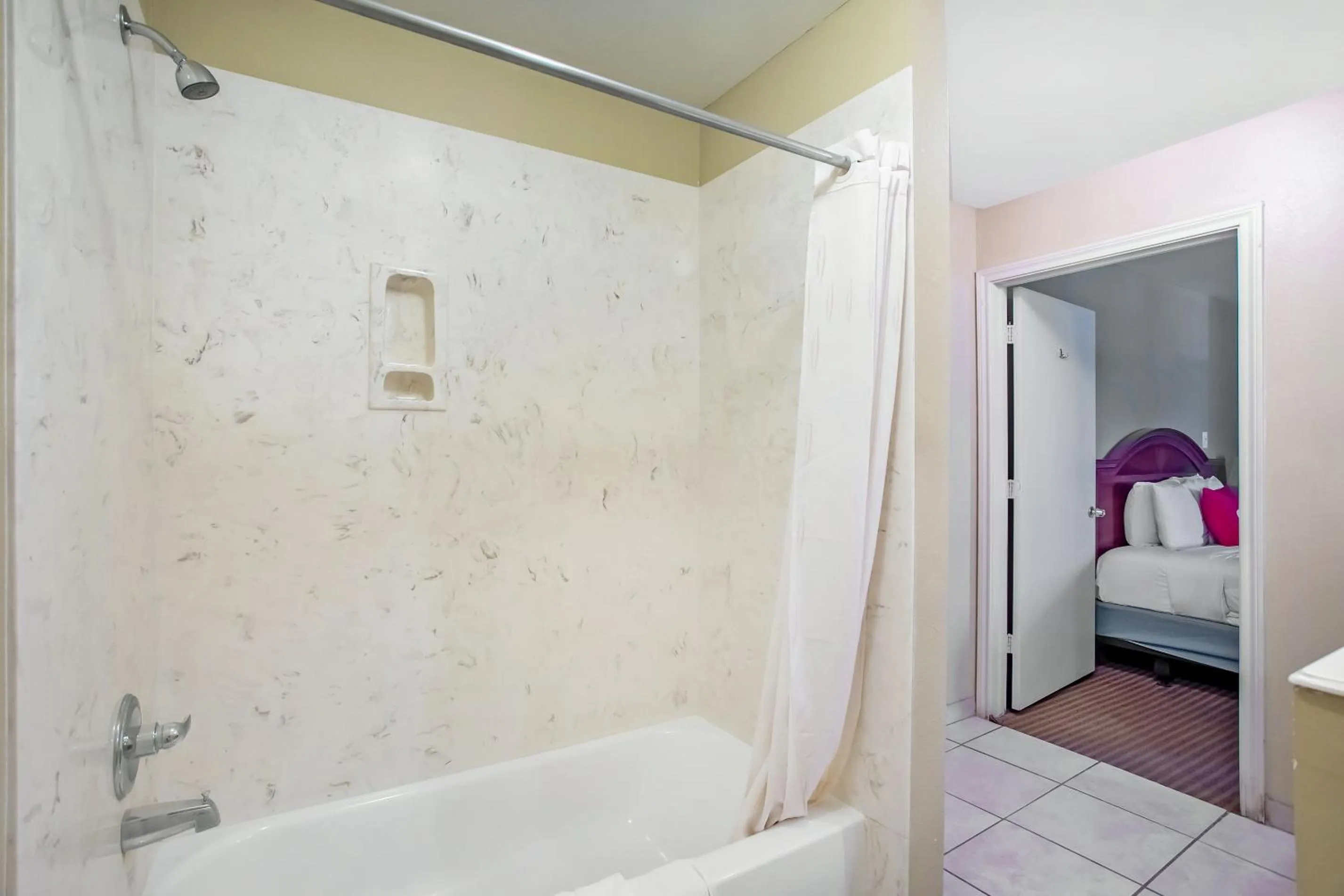 Bathroom, Bed in Rodeway Inn