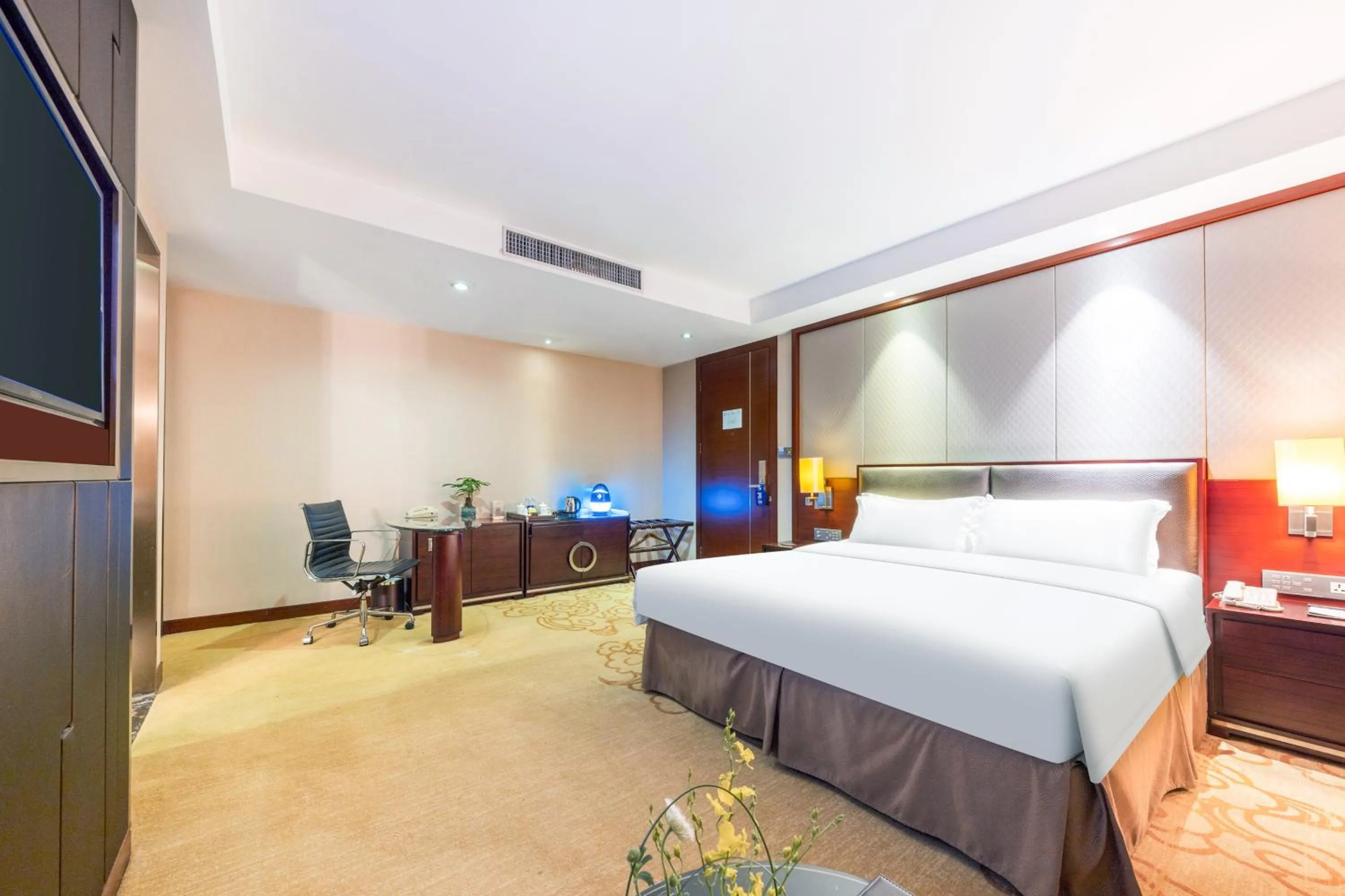 Bed in Shenzhen Avant-Garde Hotel