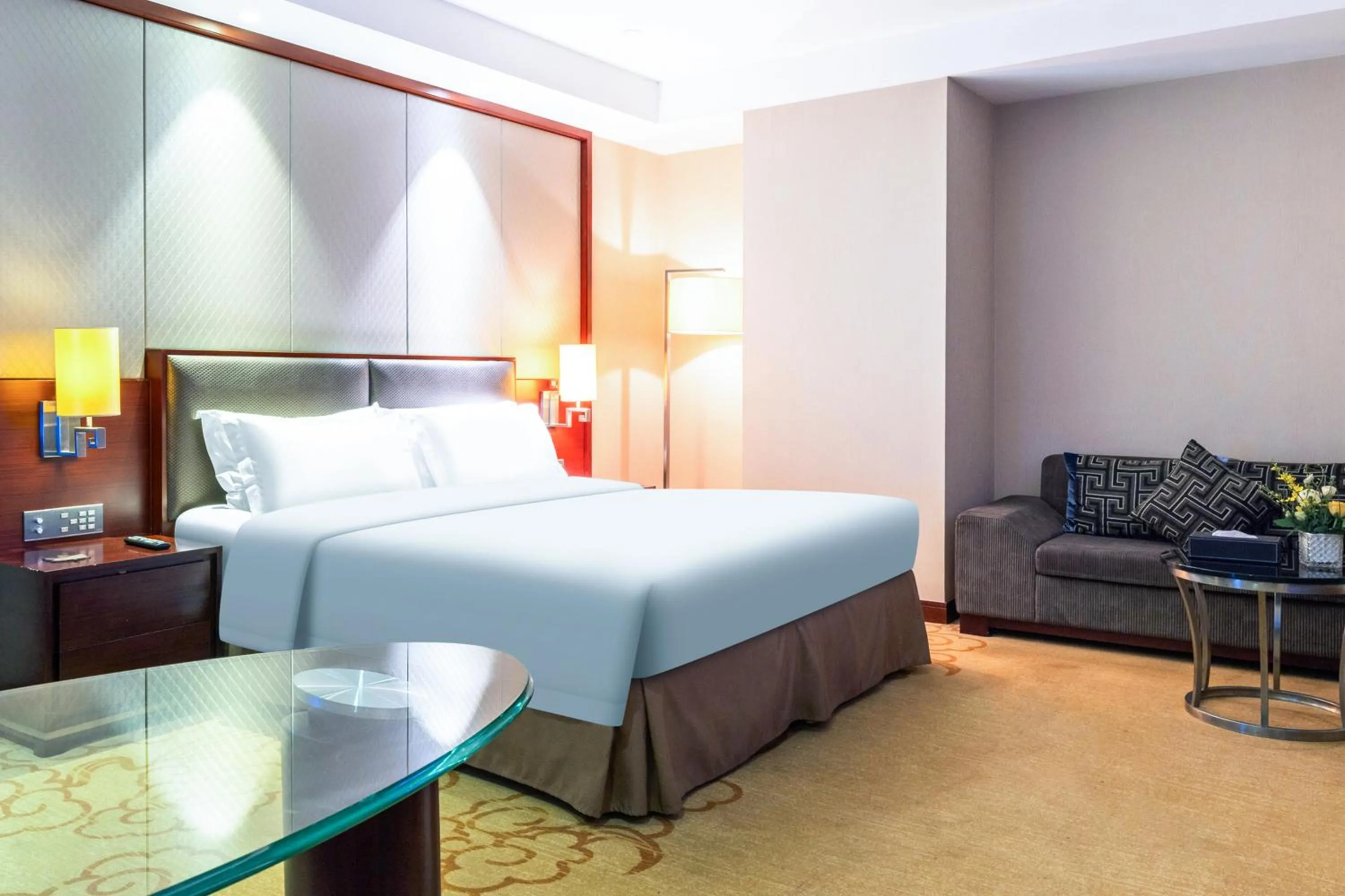 Bed in Shenzhen Avant-Garde Hotel