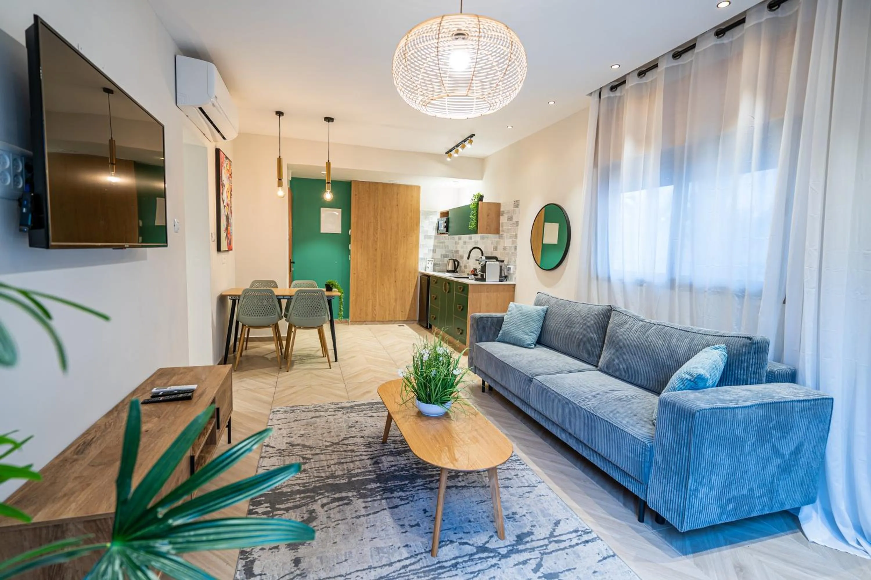 Communal lounge/ TV room in Almogim Suites Eilat Hotel