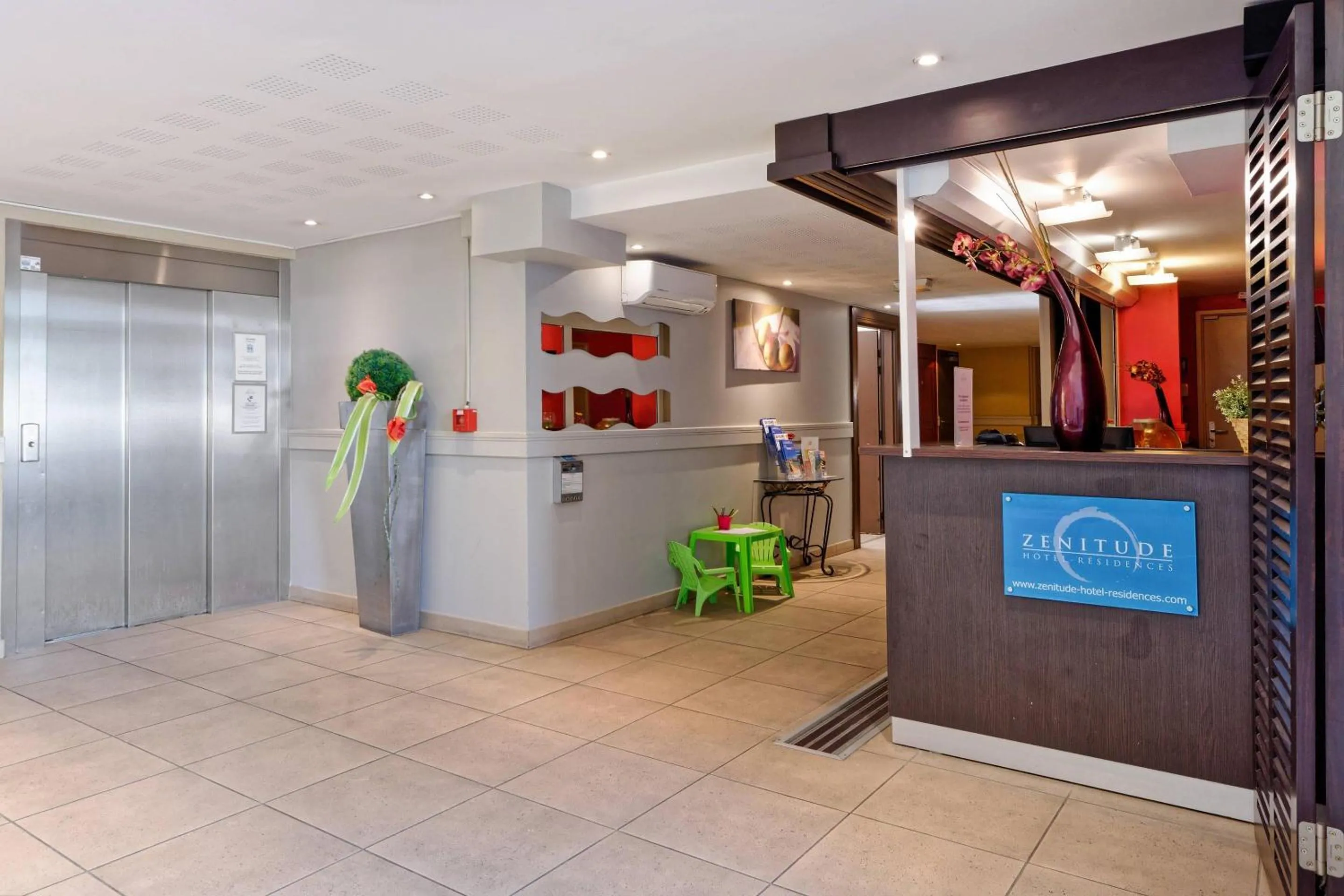Lobby or reception in Comfort Aparthotel Six-Fours
