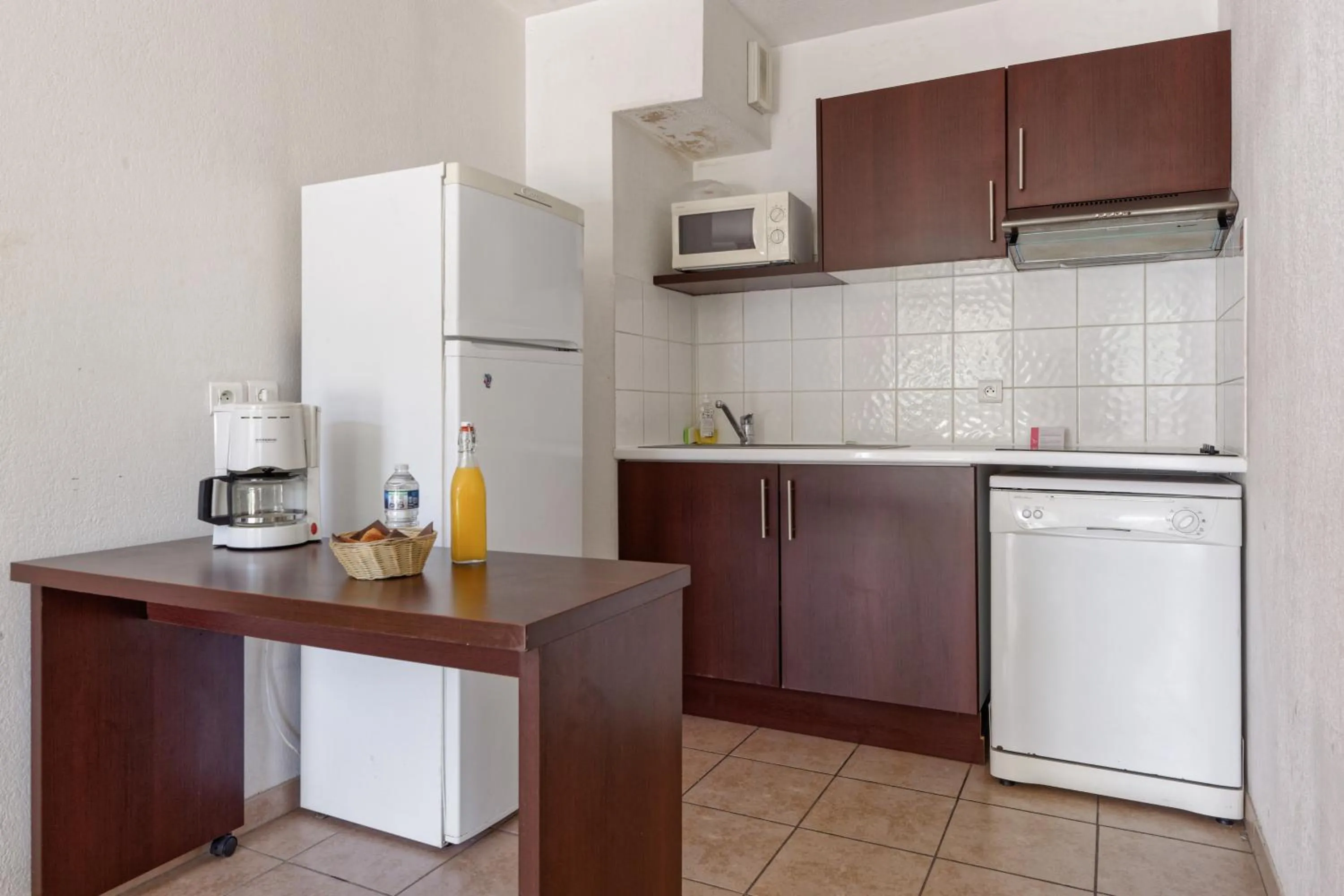 Kitchen or kitchenette in Comfort Aparthotel Six-Fours