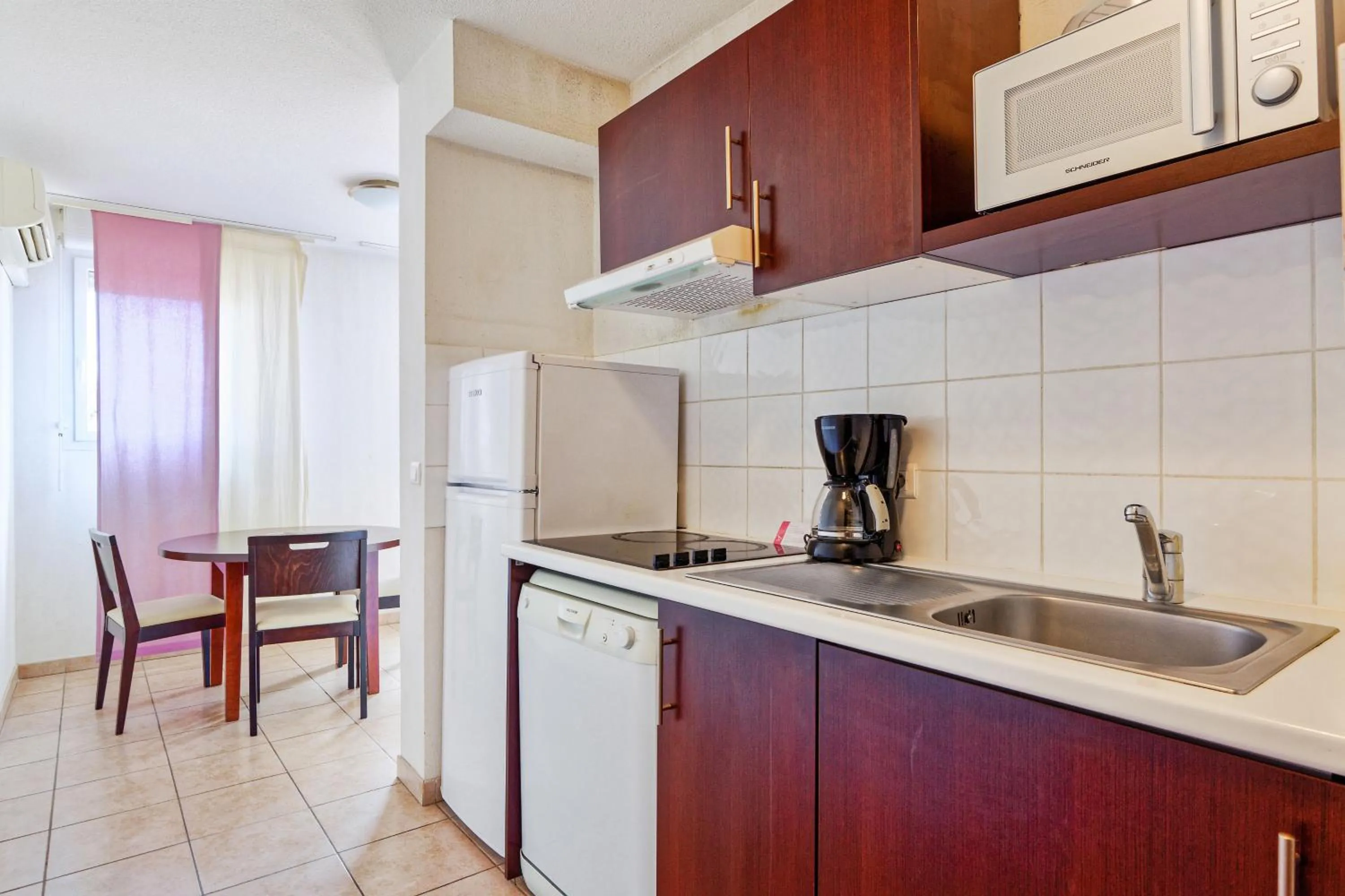 Kitchen or kitchenette in Comfort Aparthotel Six-Fours
