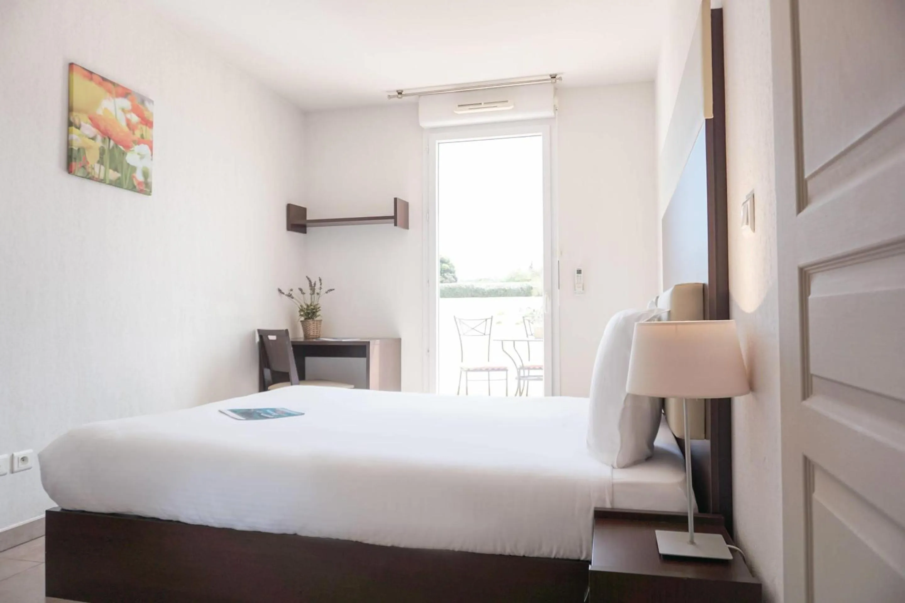 Bedroom, Bed in Comfort Aparthotel Six-Fours