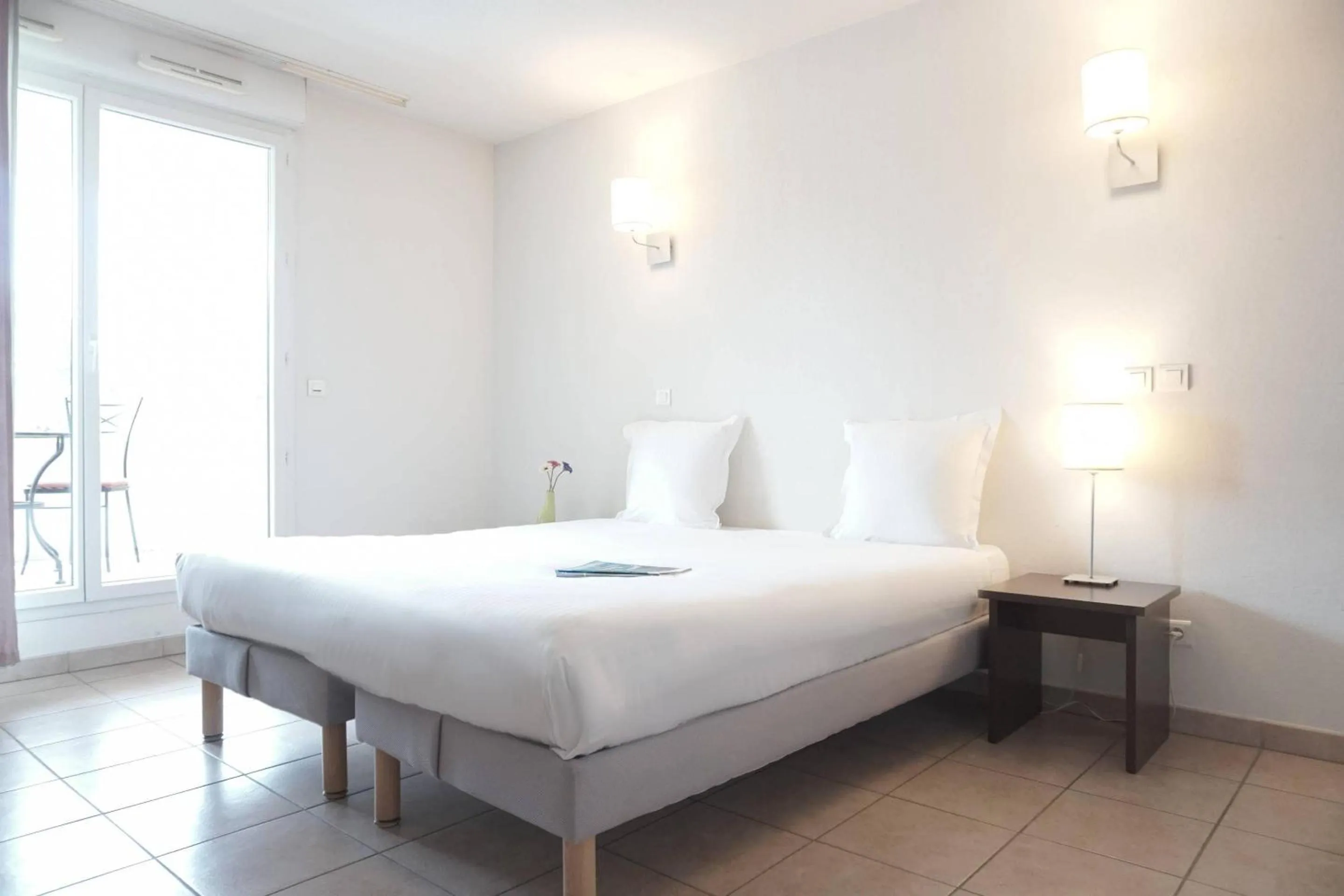 Bedroom, Bed in Comfort Aparthotel Six-Fours