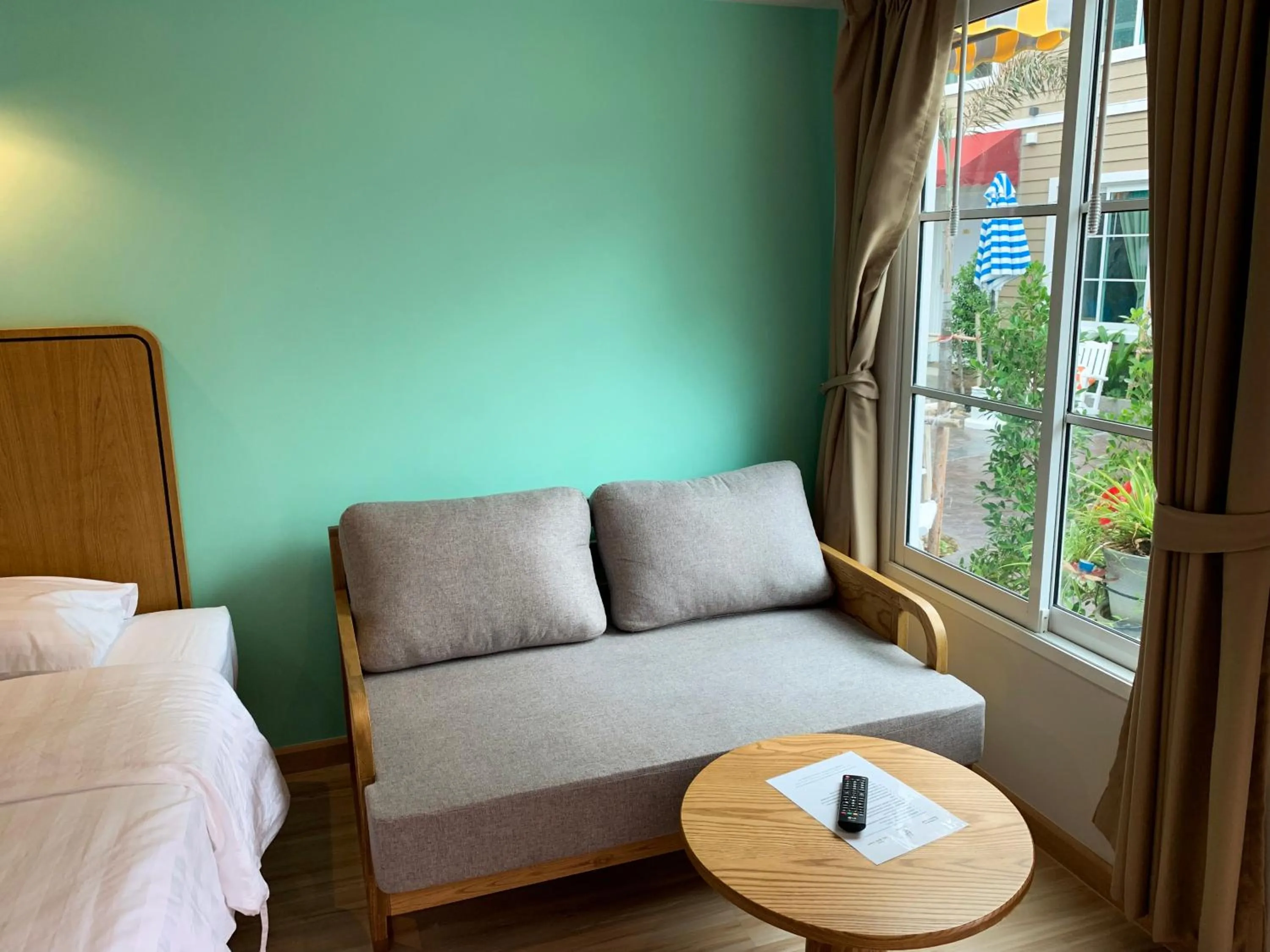 Seating area, Bed in Seaman Resort