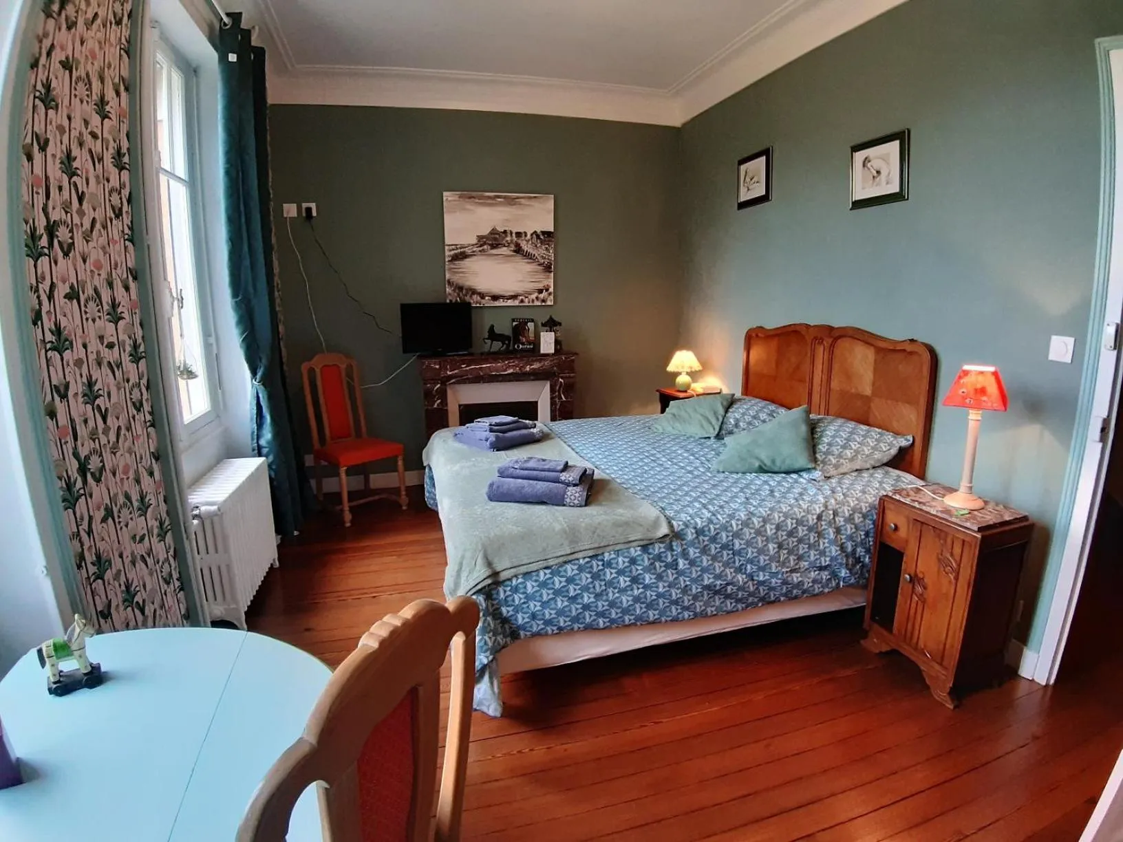 Bedroom in La Garenne