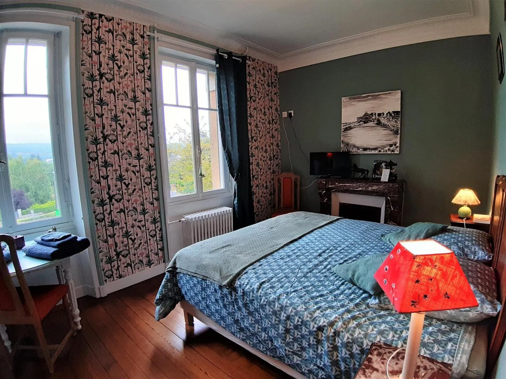 Bedroom in La Garenne