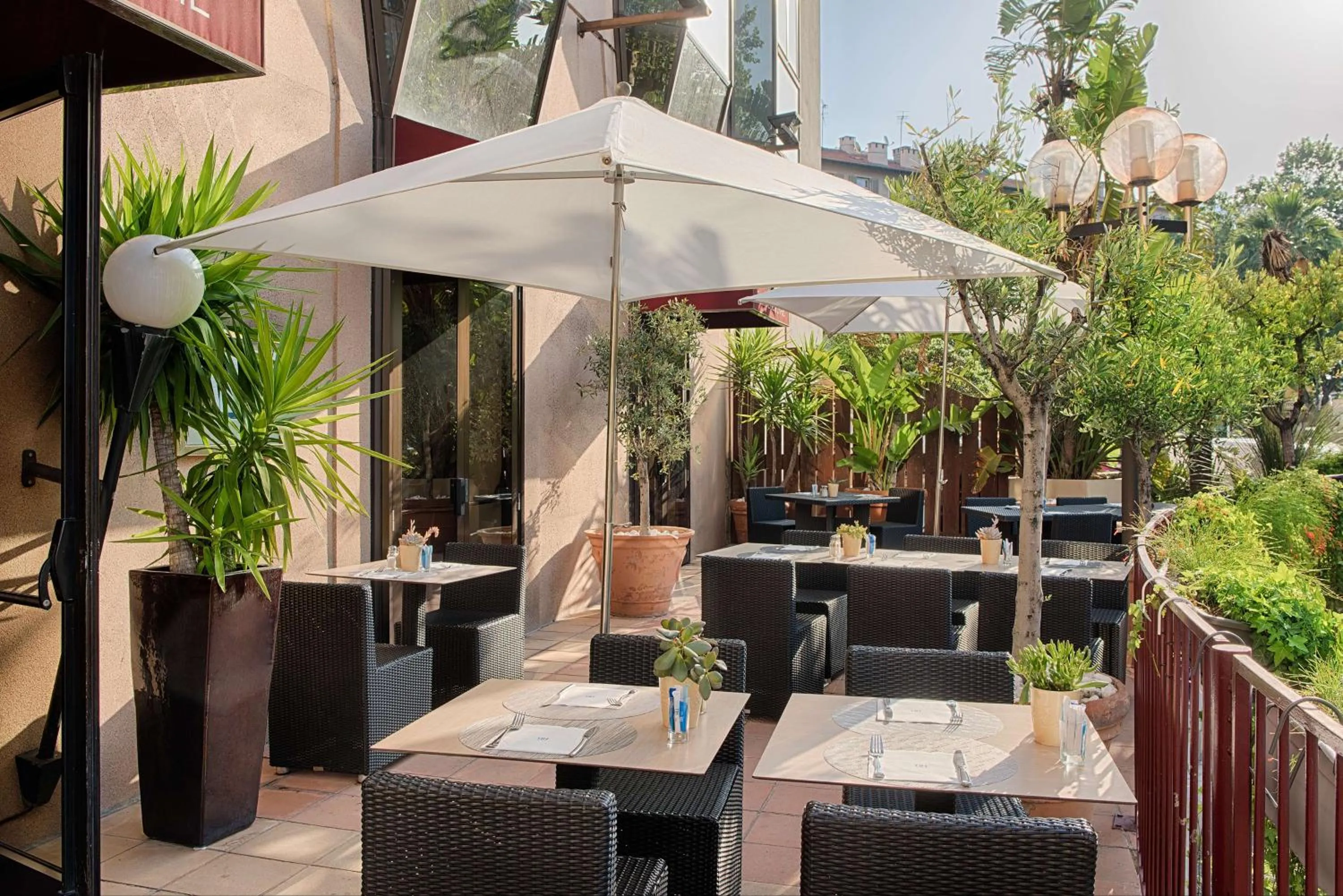 Restaurant/places to eat in NH Nice