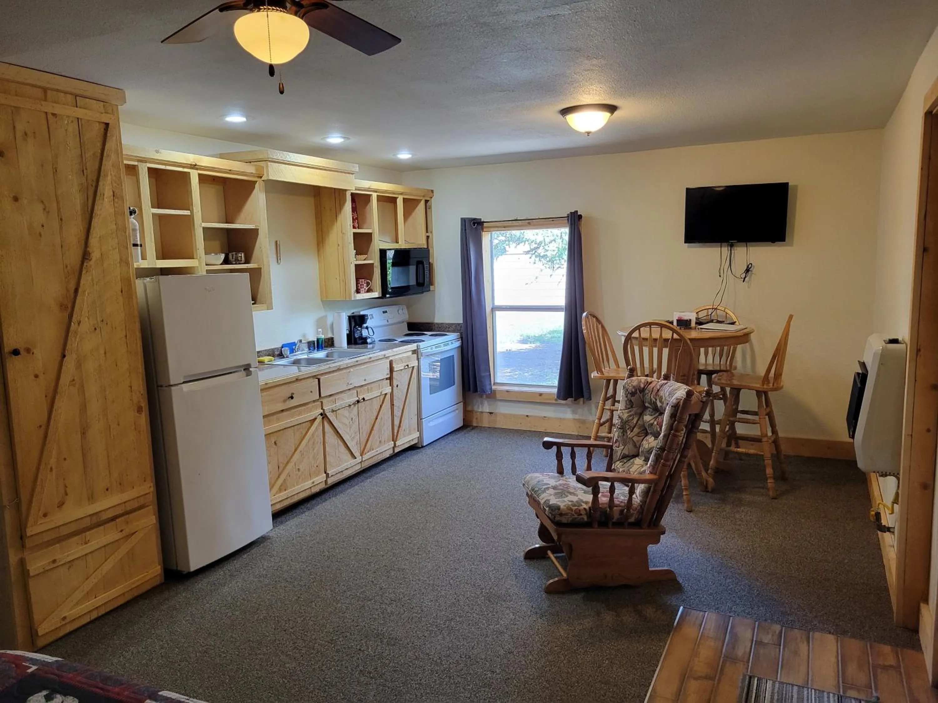 Kitchen or kitchenette in Chinook Cabins & RV Park