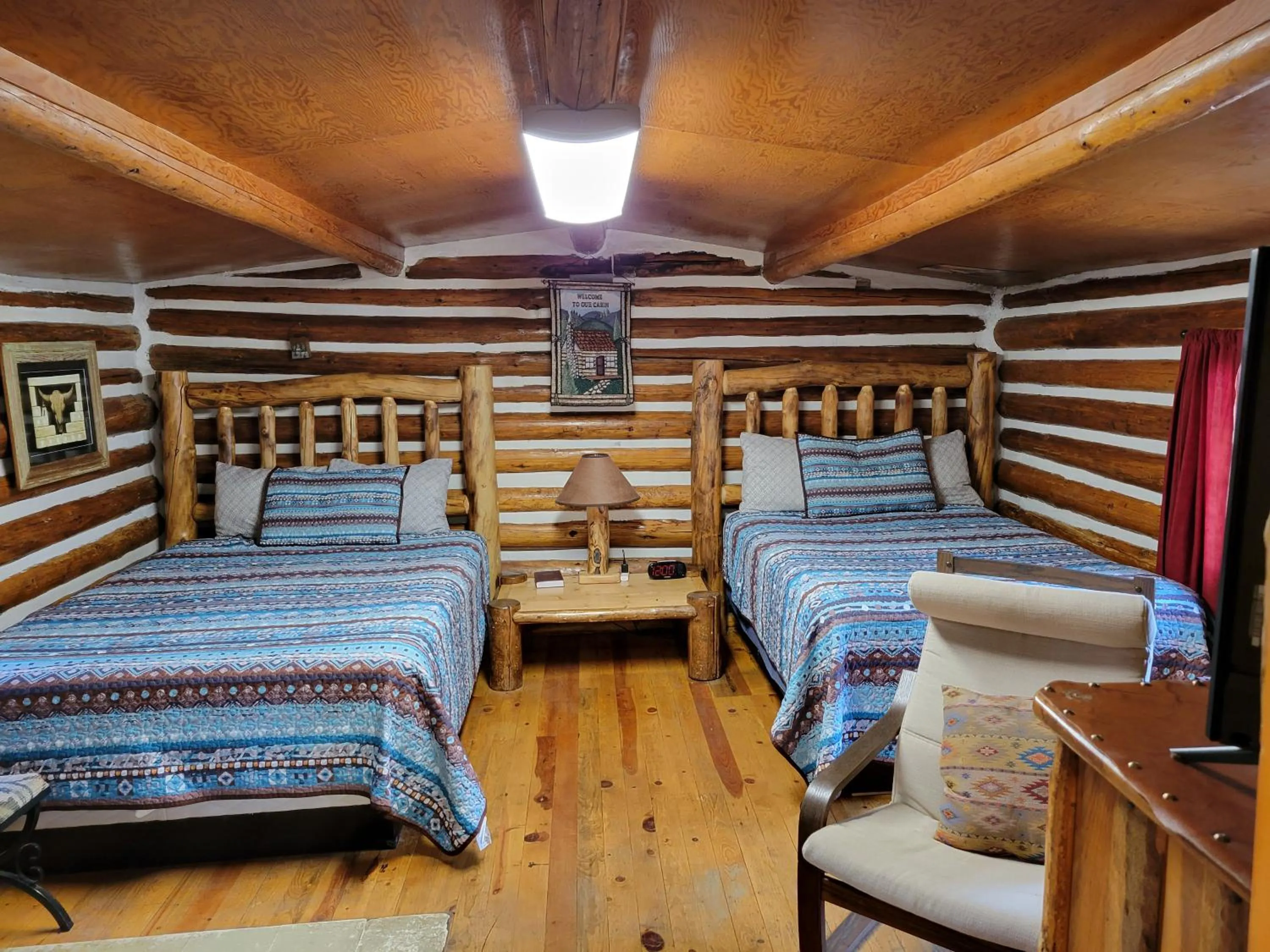 Bedroom, Bed in Chinook Cabins & RV Park