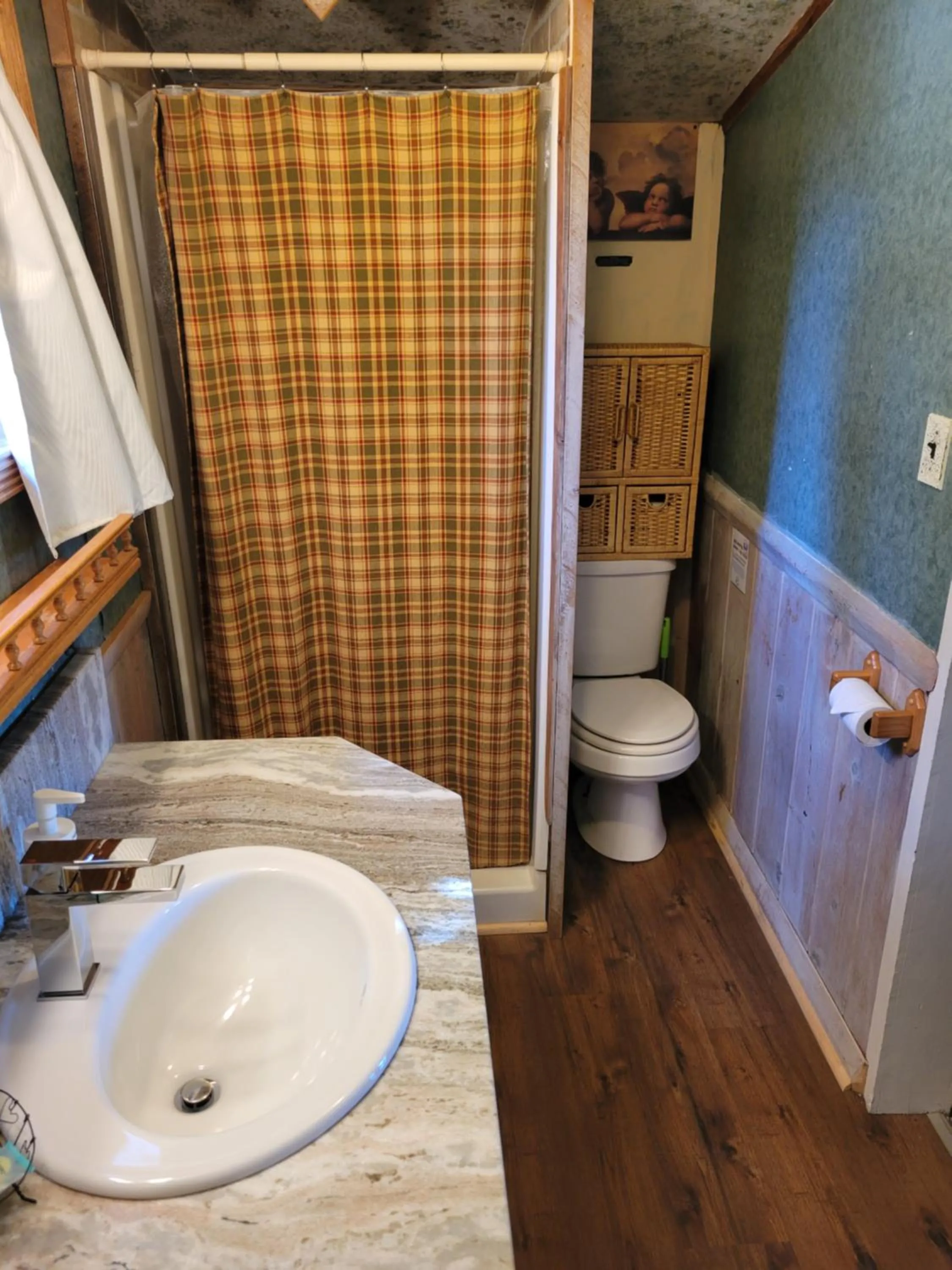 Bathroom in Chinook Cabins & RV Park