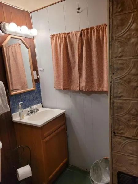 Bathroom in Chinook Cabins & RV Park