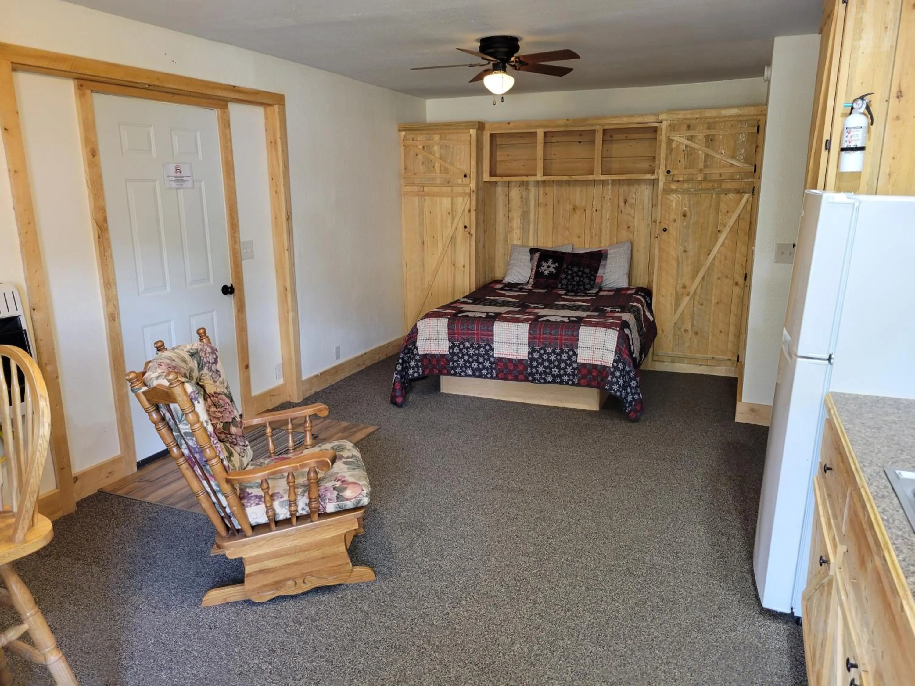 Bedroom, Bed in Chinook Cabins & RV Park
