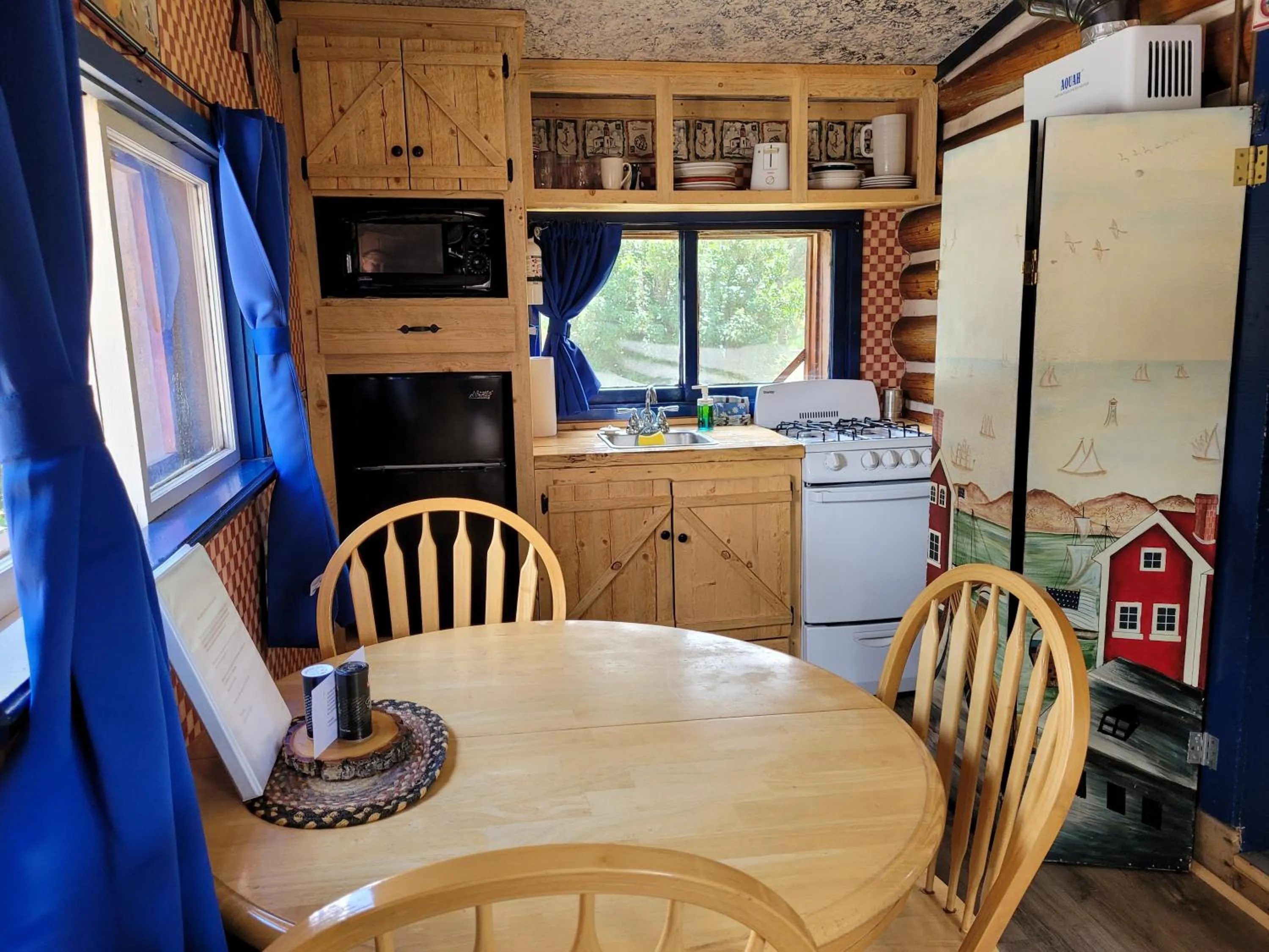 Kitchen or kitchenette in Chinook Cabins & RV Park