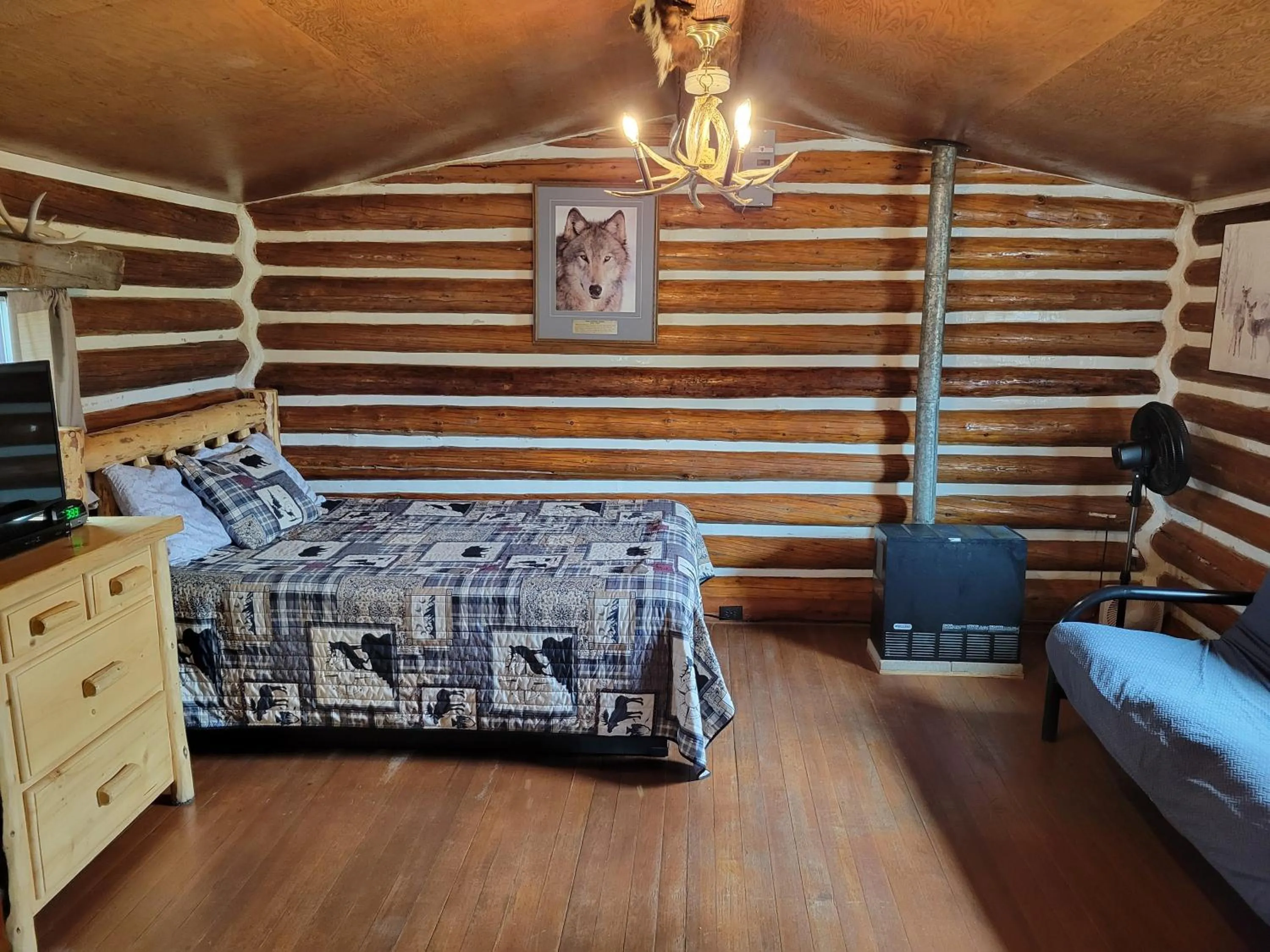 Living room, Bed in Chinook Cabins & RV Park