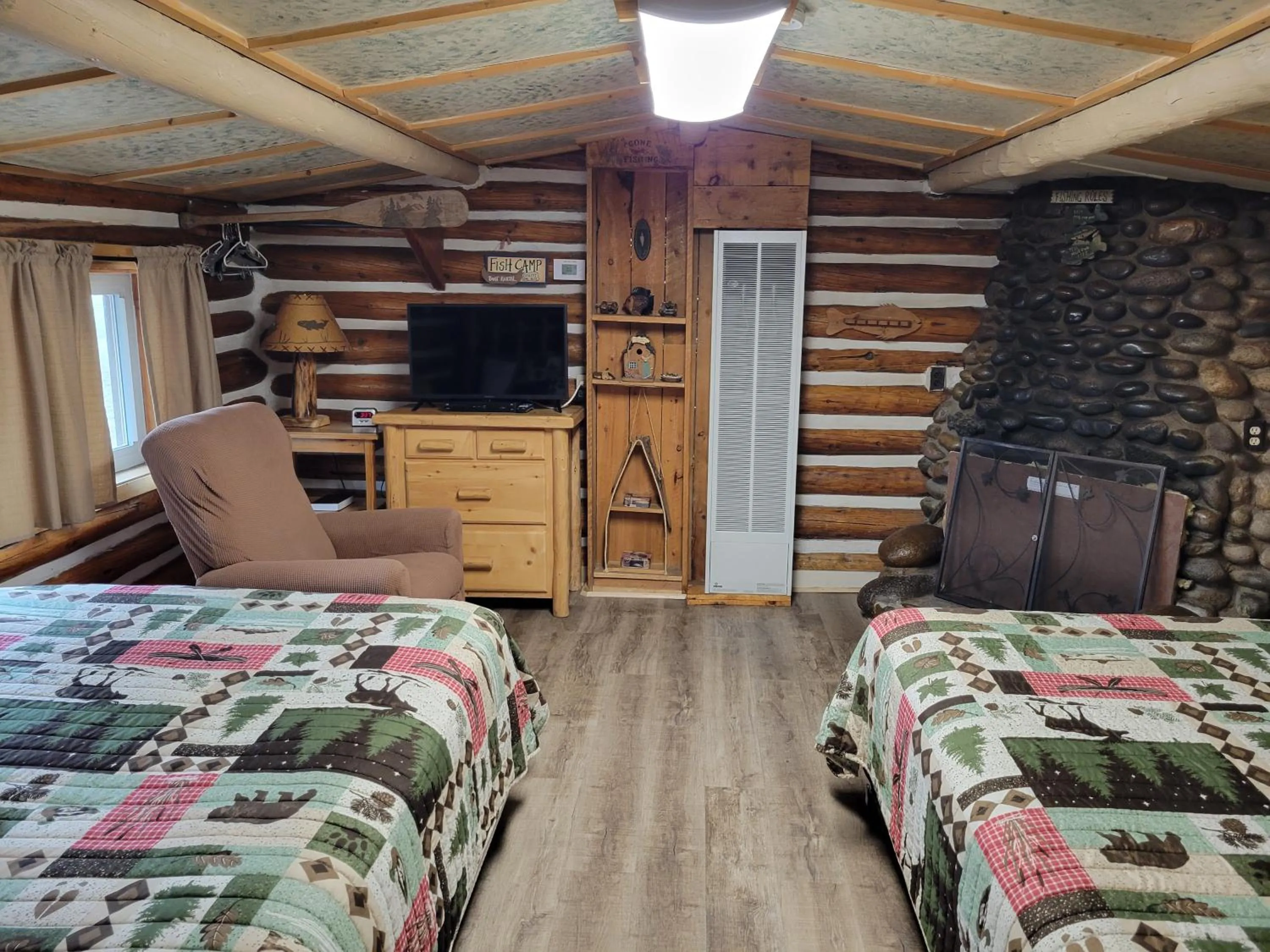 Bedroom, Bed in Chinook Cabins & RV Park