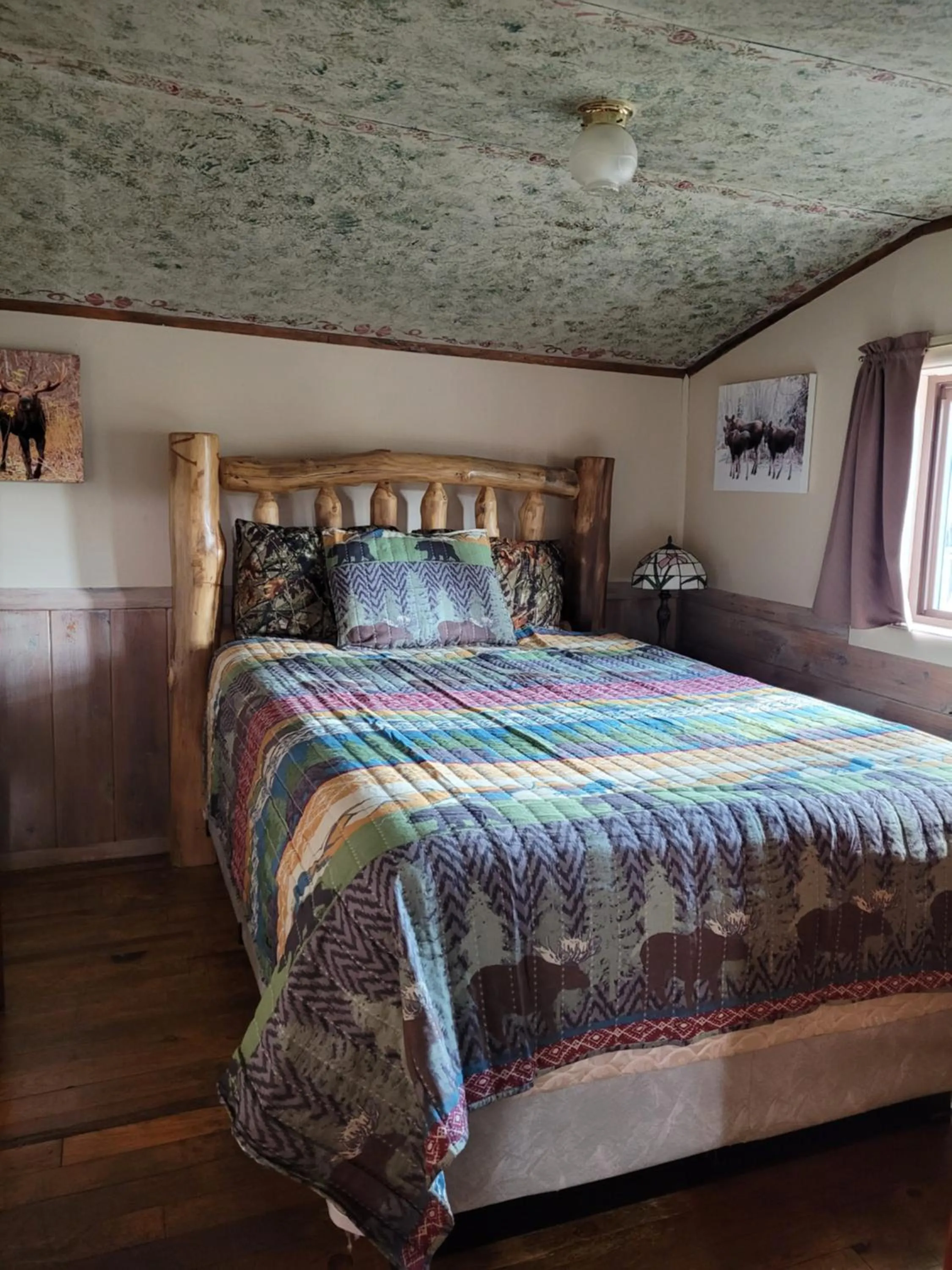 Bedroom, Bed in Chinook Cabins & RV Park