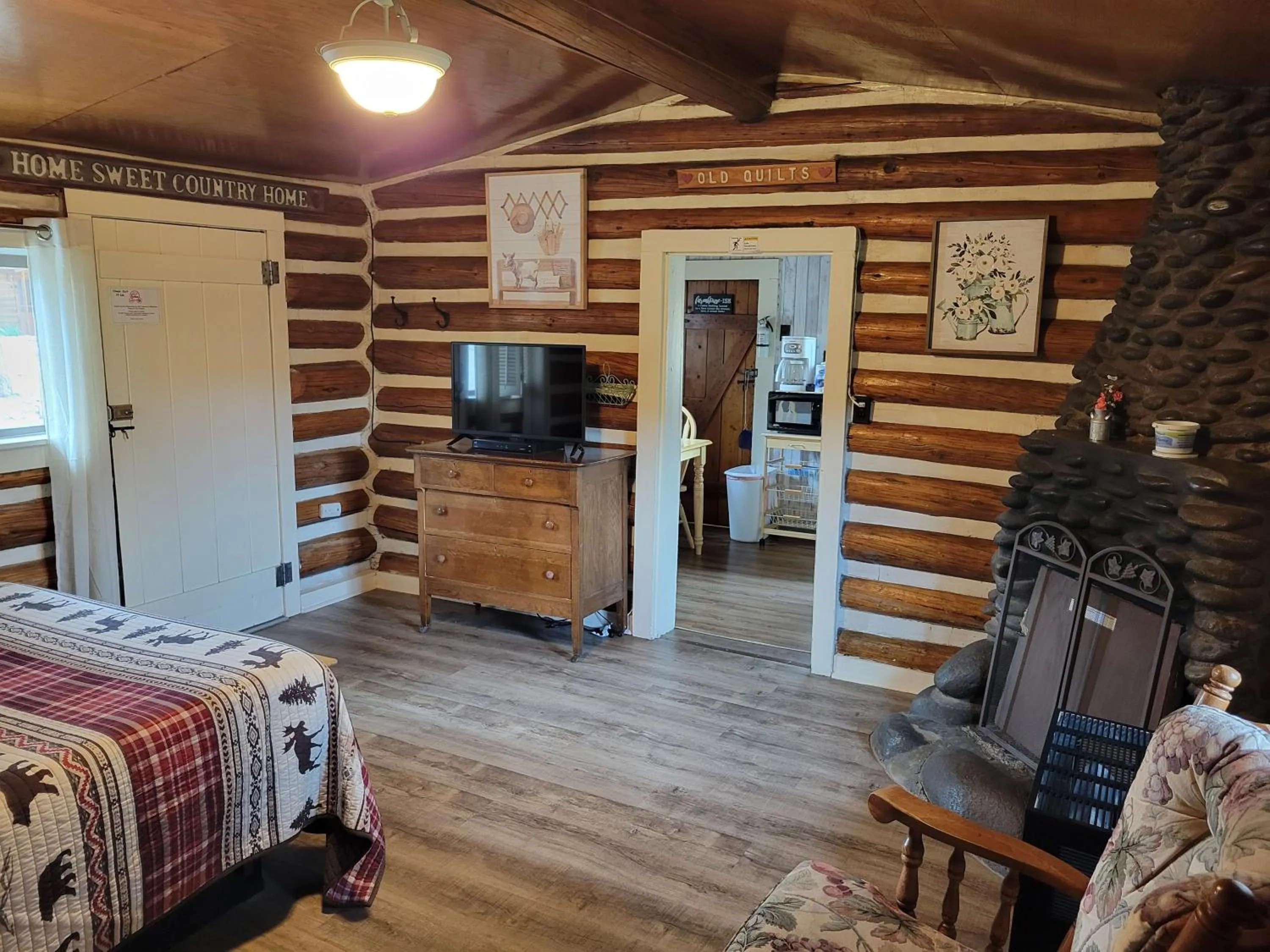 Kitchen or kitchenette, Bed in Chinook Cabins & RV Park