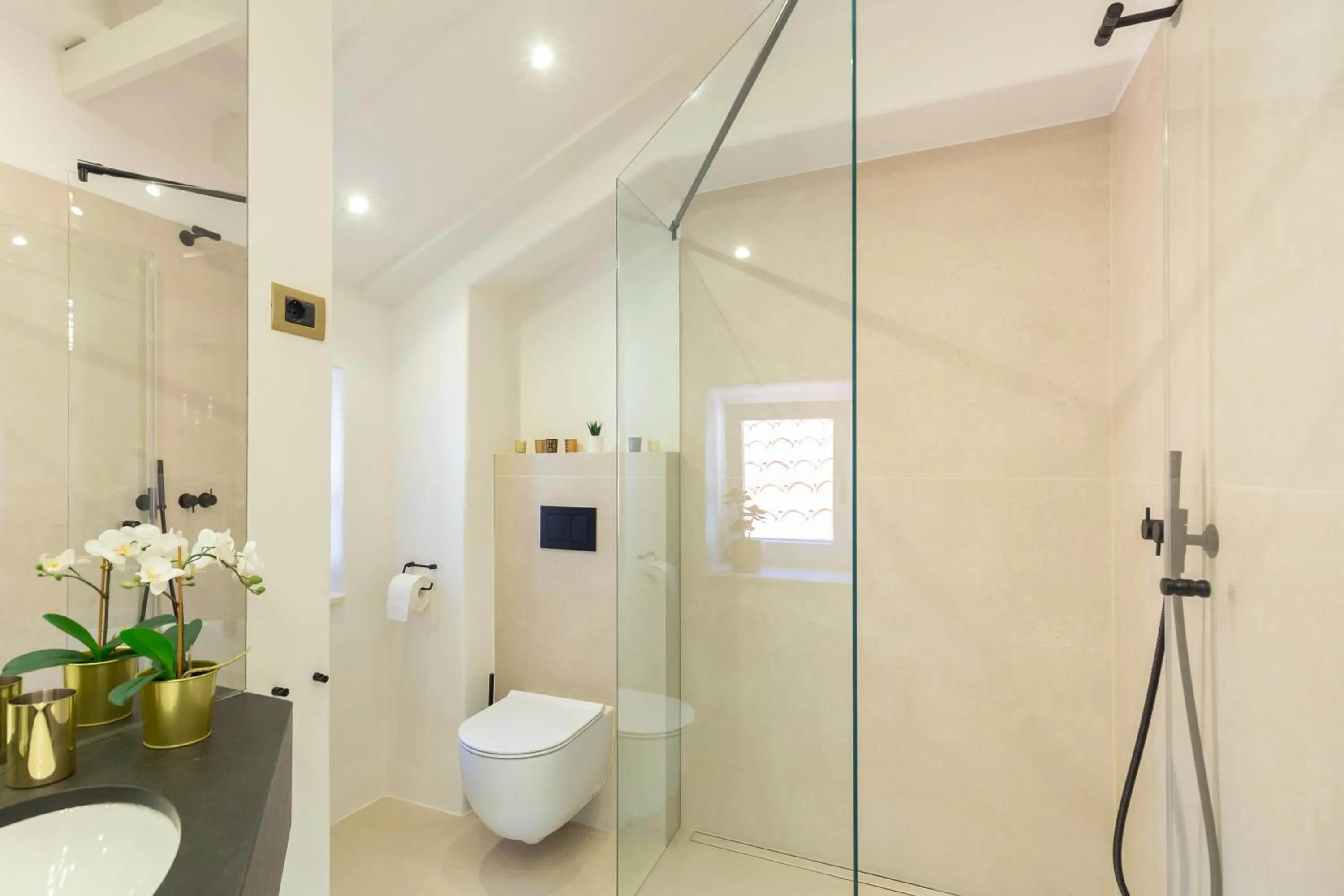 Shower in Old Town House with Floor Heating & Lush Private Garden